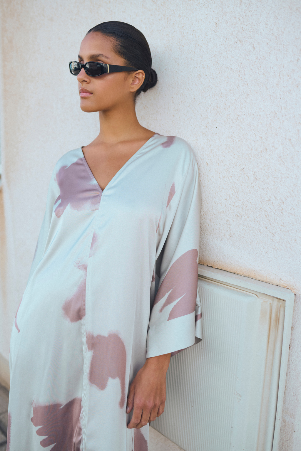 kjole, dress, lang, long, print, creme, råhvid, beige, blank, shiny, silke, bindebånd, fin, smuk, elegant, klassisk, feminin, pæn, rå, cool, sej, unik, musthave, hverdag, fest