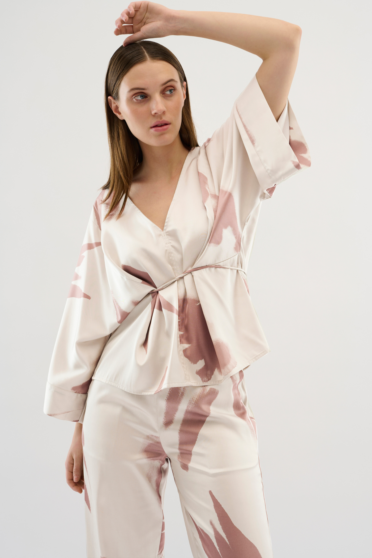 bluse, blouse, top, overdel, beige, råhvid, creme, rosa, lyserød, print, silke, shiny, blankt, bindebånd, fin, smuk, elegant, klassisk, feminin, pæn, rå, cool, sej, unik, musthave, hverdag, fest