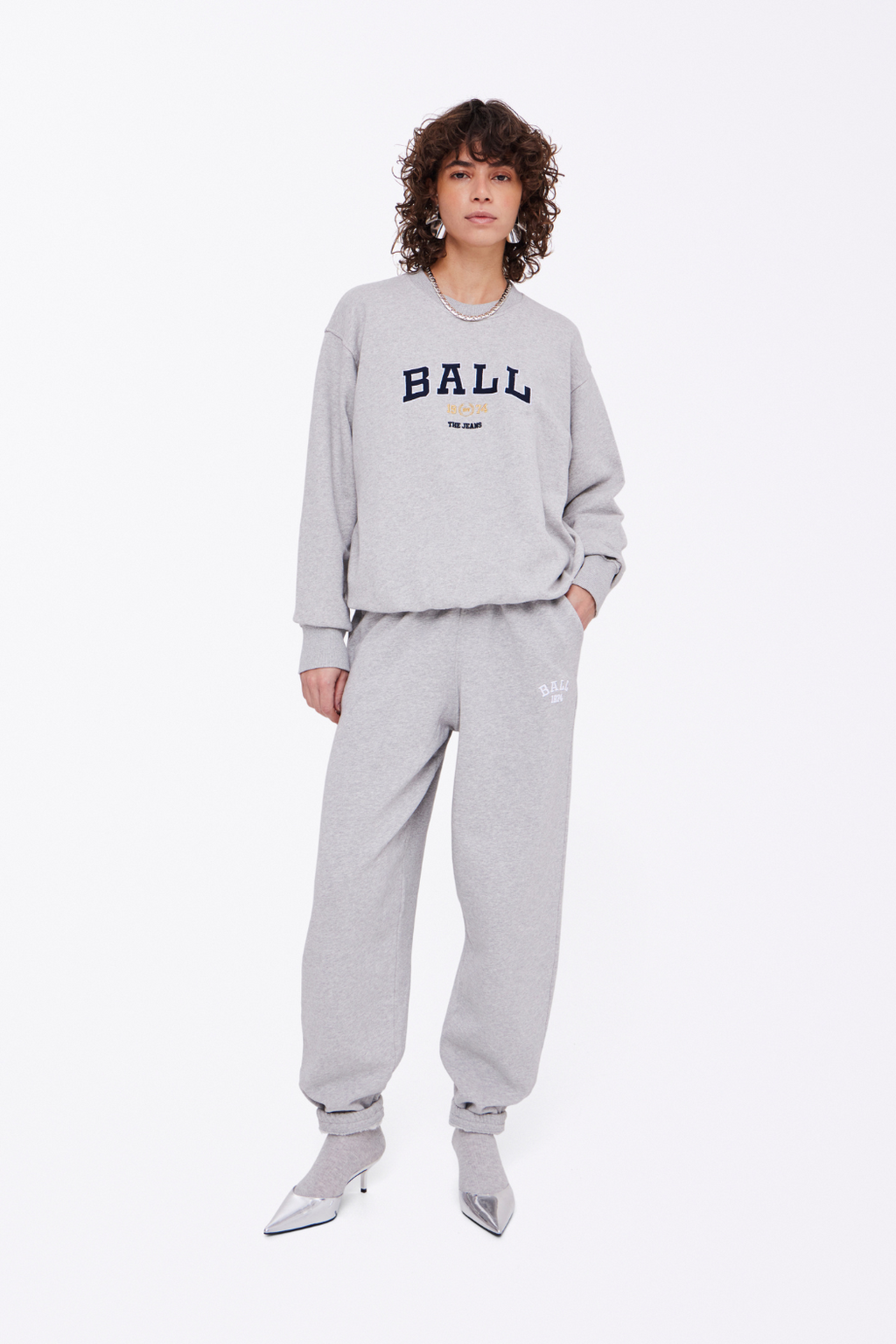 sweat, sweatshirt, bluse, trøje, jogging, ball, tryk, print, brodering, grå, grey, meleret, melange, fin, smuk, elegant, klassisk, feminin, pæn, rå, cool, sej, unik, musthave, hverdag, fest
