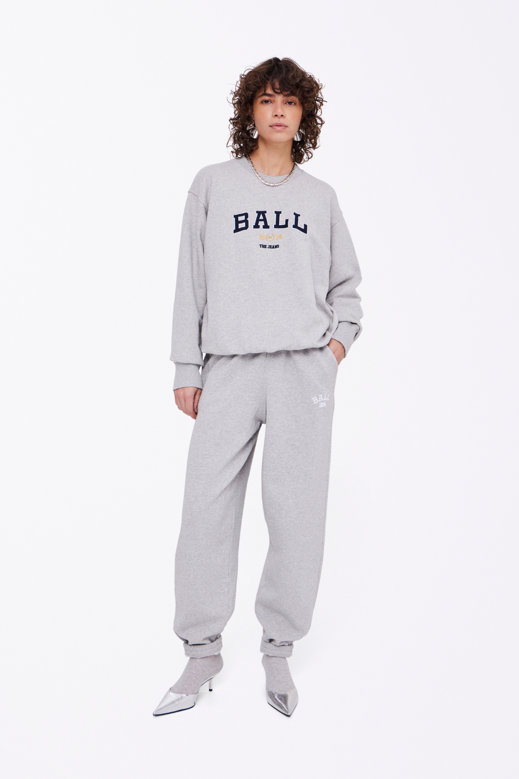 sweat, sweatshirt, bluse, trøje, jogging, ball, tryk, print, brodering, grå, grey, meleret, melange, fin, smuk, elegant, klassisk, feminin, pæn, rå, cool, sej, unik, musthave, hverdag, fest
