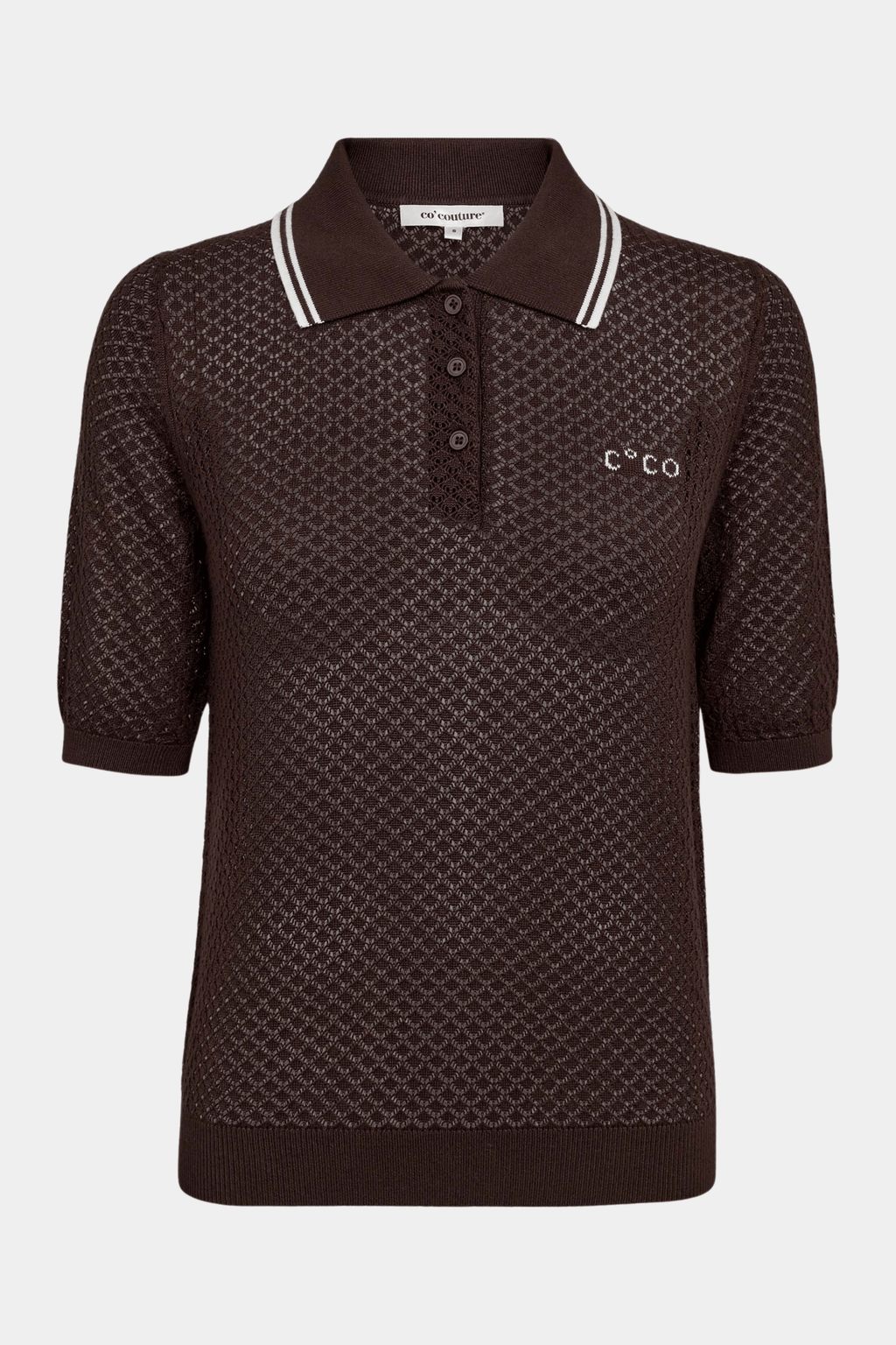 Fin, smuk, elegant, klassisk, staple, feminin, pæn, rå, cool, sej, unik, musthave, hverdag, fest, kvinde, dame, woman, strik, knit, strikbluse, polo, t-shirt, tee, kortærmet, pointelle, mønster, pattern, crochet, hæklet, krave, sporty, logo, run, brown, chocolate, chokolade, brun, mørkebrun, løs, loose
