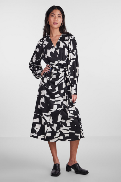 kjole, dress, wrap, slåom, wrapkjole, bindebånd, sløjfe, print, sort, hvid, grafisk, lang, langærmet, fin, smuk, elegant, klassisk, feminin, pæn, rå, cool, sej, unik, musthave, hverdag, fest, festlig