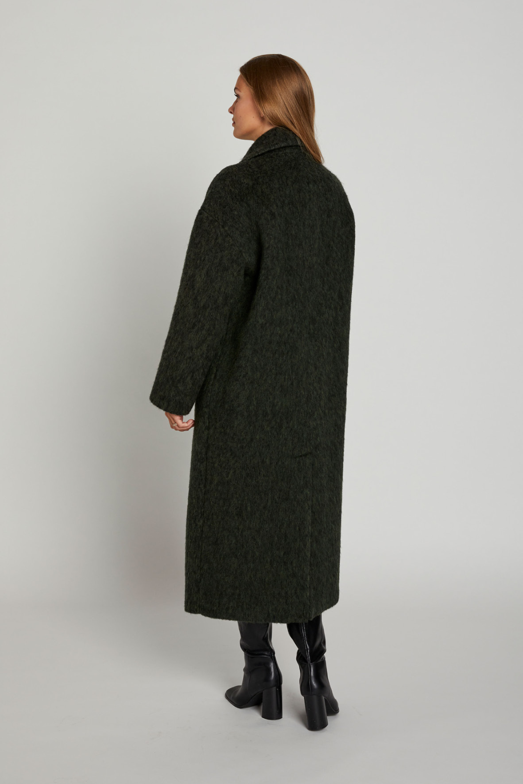 Jakke, frakke, coat, lang, grøn, army, mørk, uld, wool, uldjakke, broche, logo, varm, oversize, stor, dobbeltradet, ulden, lodden, langhåret, fin, smuk, elegant, klassisk, feminin, pæn, rå, cool, sej, unik, musthave, hverdag, fest,