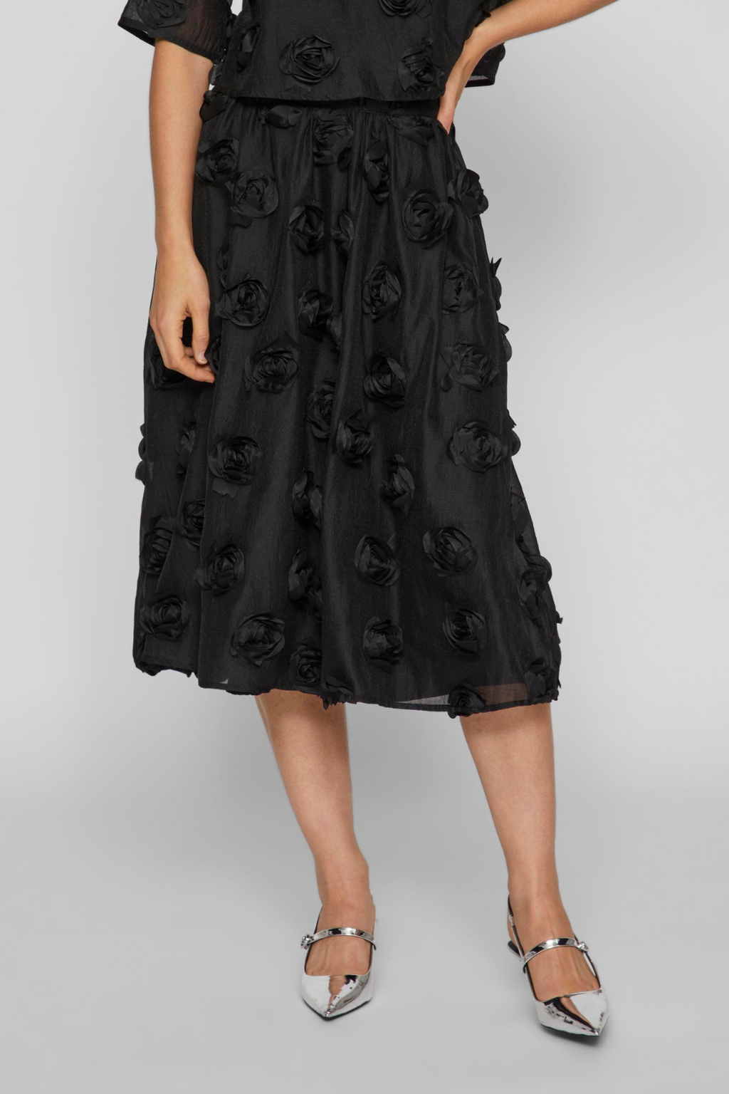 nederdel, skirt, midi, lang, lynlås, fitted, blomster, roser, flowers, sort, black, mesh, gennemsigtig, transparent, festlig, fin, smuk, elegant, klassisk, feminin, pæn, rå, cool, sej, unik, musthave, hverdag, fest