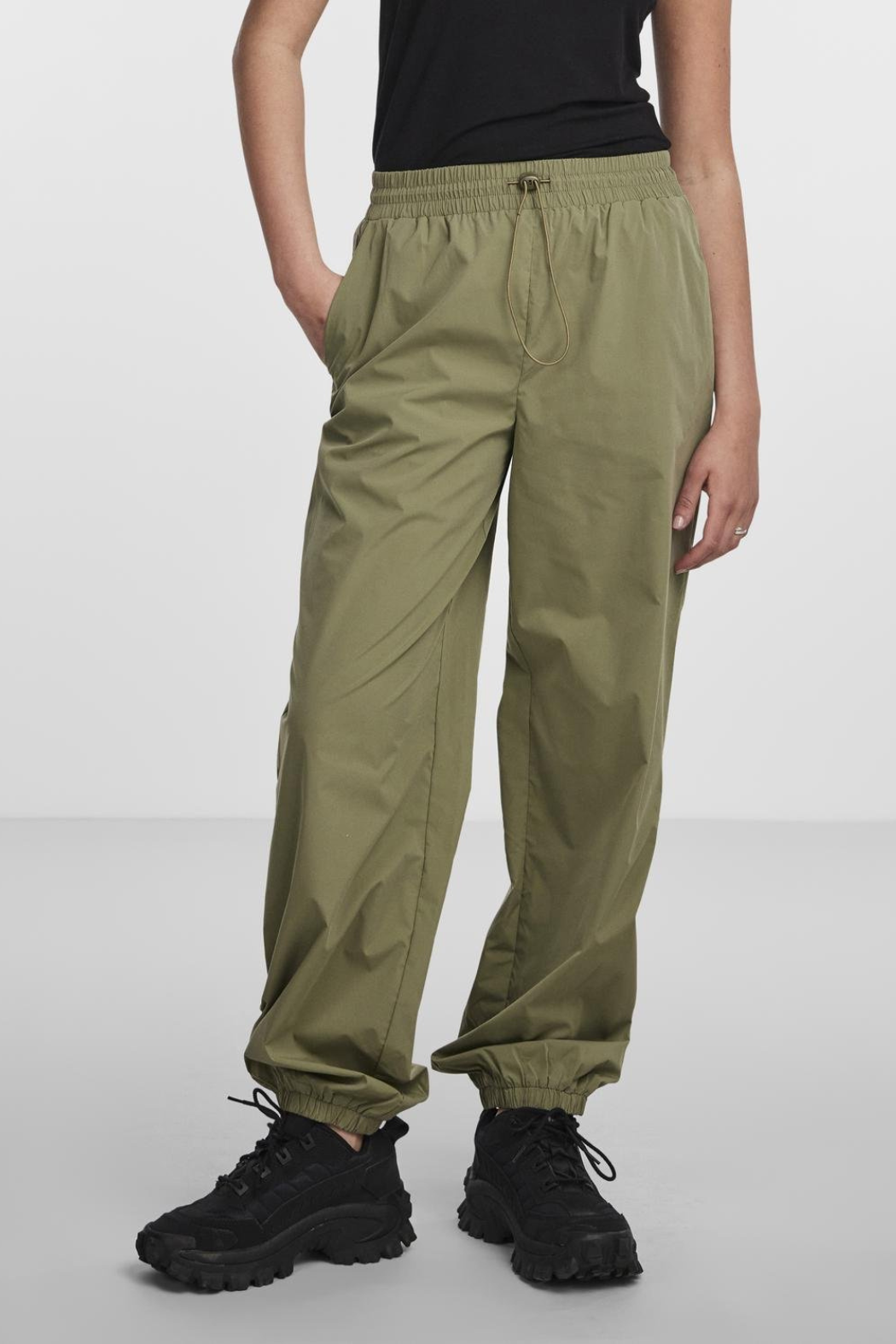 bukser, pants, trackpants, cargopants, træning, træningsbukser, hyggebukser, afslapning, elastik, snører, fin, smuk, elegant, klassisk, feminin, pæn, rå, cool, sej, unik, musthave, hverdag,fest