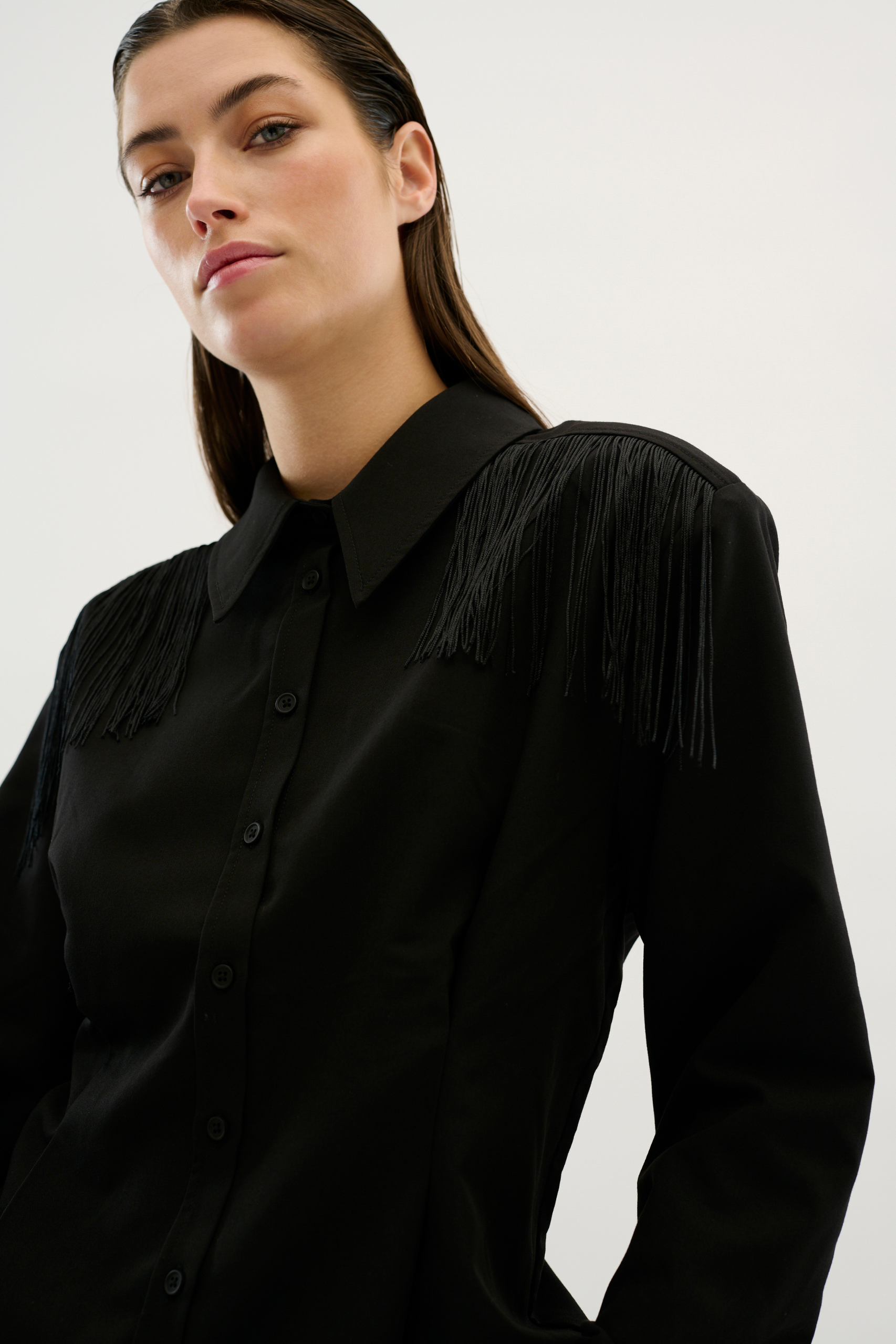 skjorte, shirt, bluse, overdel, frynser, snore, tråde, krave, glat, blank, skínnende, fin, smuk, elegant, klassisk, feminin, pæn, rå, cool, sej, unik, musthave, hverdag, fest