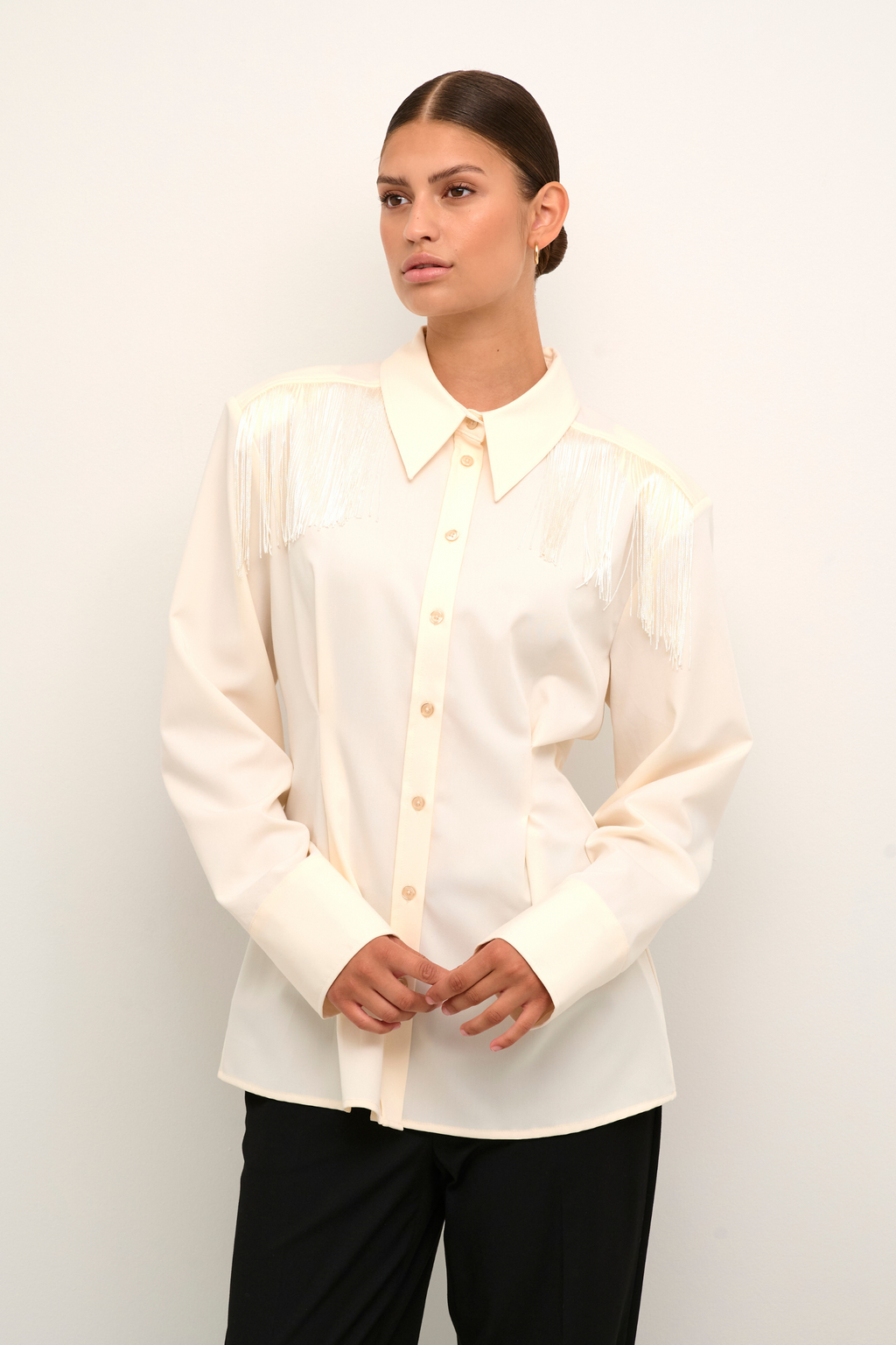 skjorte, shirt, bluse, overdel, frynser, snore, tråde, krave, glat, blank, skínnende, fin, smuk, elegant, klassisk, feminin, pæn, rå, cool, sej, unik, musthave, hverdag, fest
