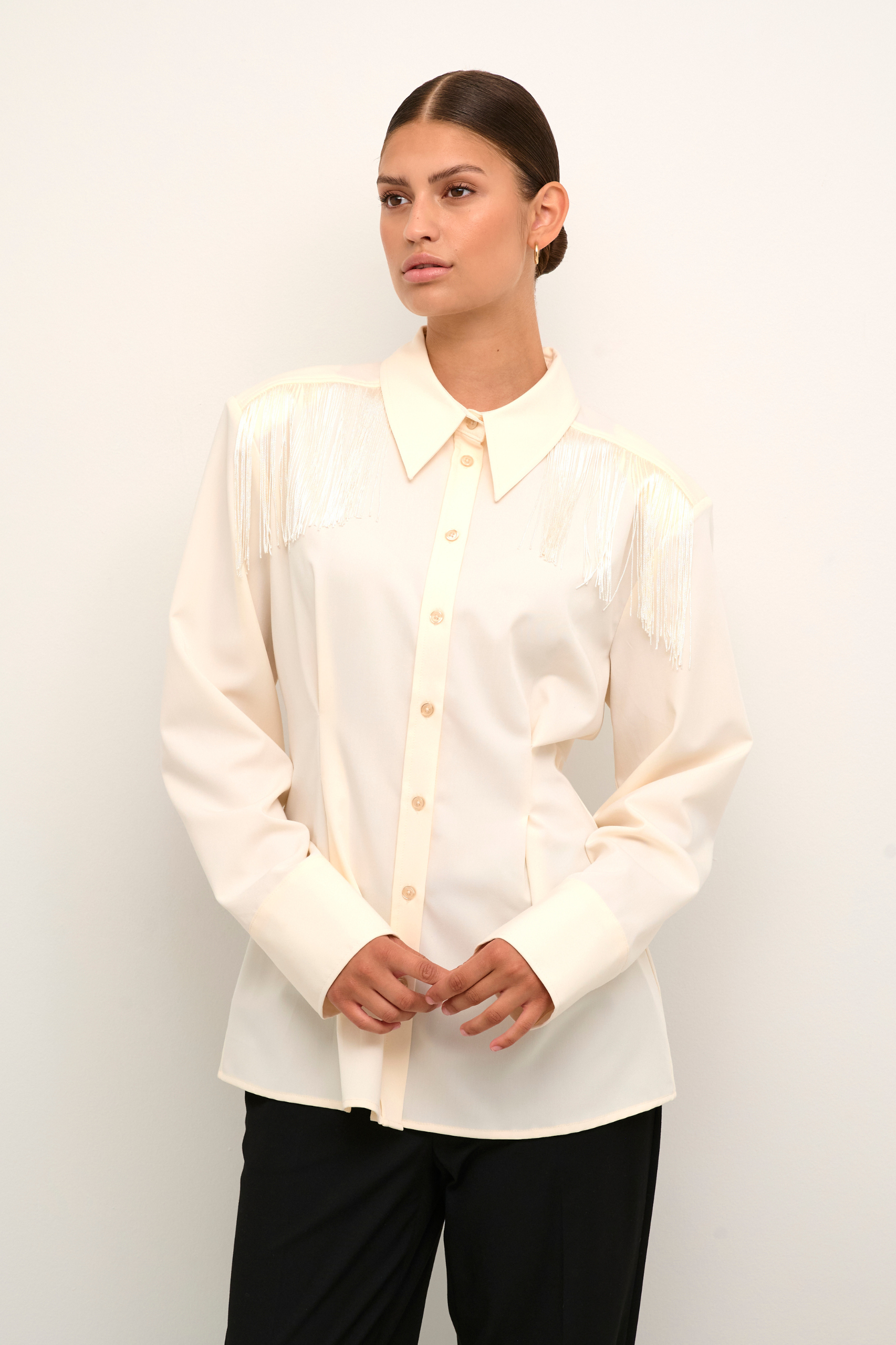 skjorte, shirt, bluse, overdel, frynser, snore, tråde, krave, glat, blank, skínnende, fin, smuk, elegant, klassisk, feminin, pæn, rå, cool, sej, unik, musthave, hverdag, fest
