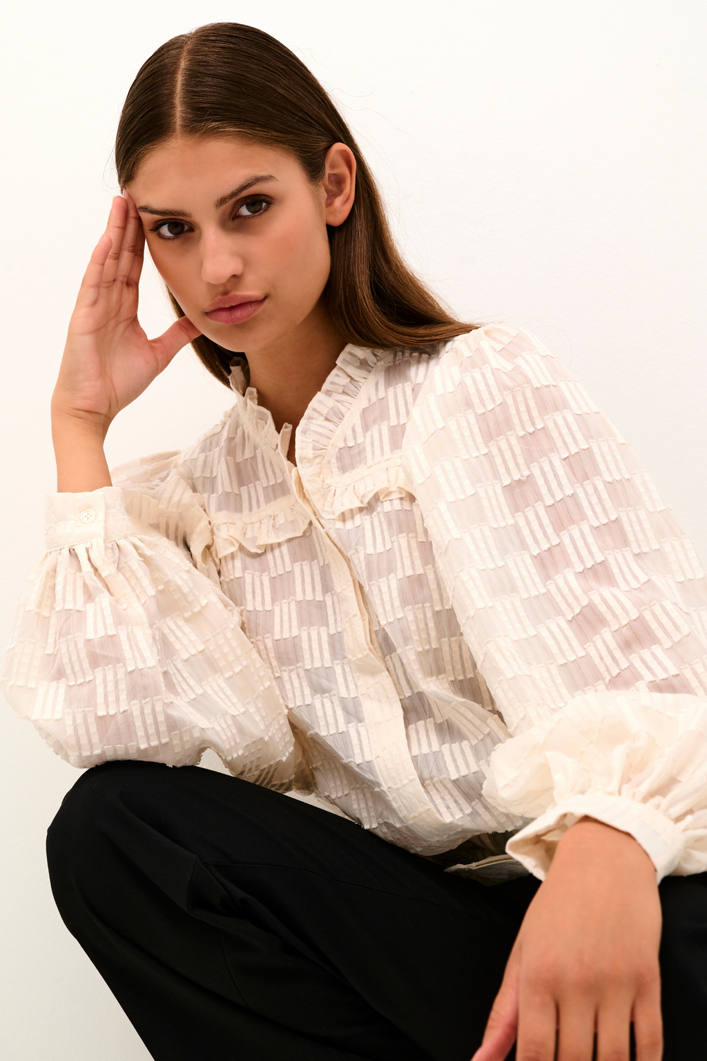 skjorte, bluse, overdel, top, råhvid, creme, præget, tern, firkanter, flæser, flæse, fin, smuk, elegant, klassisk, feminin, pæn, rå, cool, sej, unik, musthave, hverdag, fest
