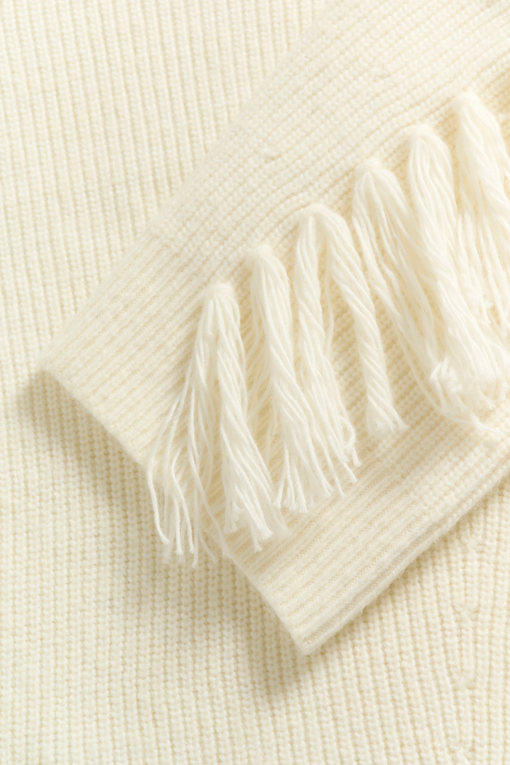 strik, knit, glatstrik, højhals, turtleneck, frynser, flyns, snore, tråde, hvid, råhvid, creme, varm, blød, uld, fin, smuk, elegant, klassisk, feminin, pæn, rå, cool, sej, unik, musthave, hverdag, fest,
