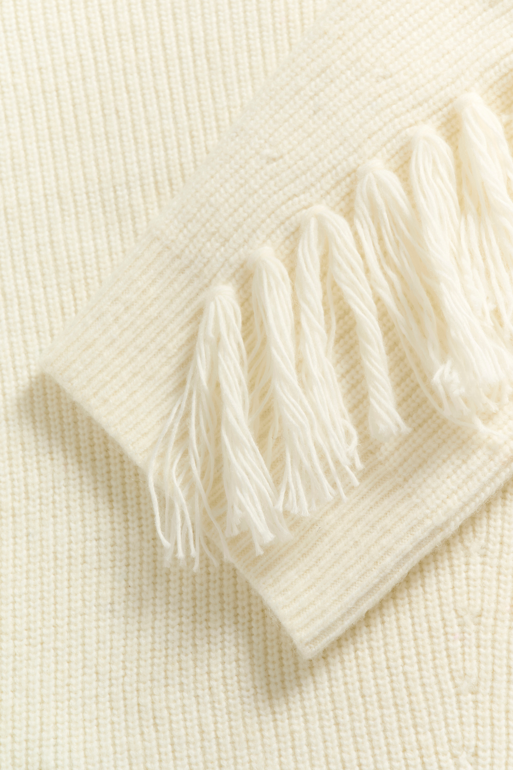 strik, knit, glatstrik, højhals, turtleneck, frynser, flyns, snore, tråde, hvid, råhvid, creme, varm, blød, uld, fin, smuk, elegant, klassisk, feminin, pæn, rå, cool, sej, unik, musthave, hverdag, fest,