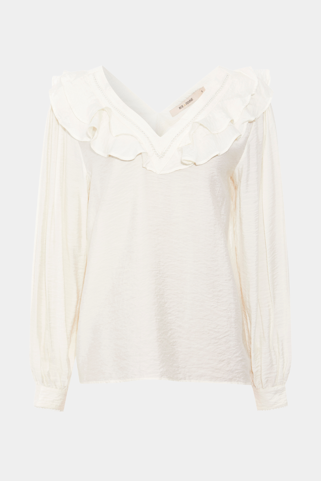 bluse, blouse, skjorte, shirt, overdel, blonde, blonder, flæse, flæser, hulmønster, let, løs, hvid, råhvid, creme, offwhite, blank, shiny, blød, viskose, vudskæring, vhals, fin, smuk, elegant, klassisk, feminin, pæn, rå, cool, sej, unik, musthave, hverdag, fest