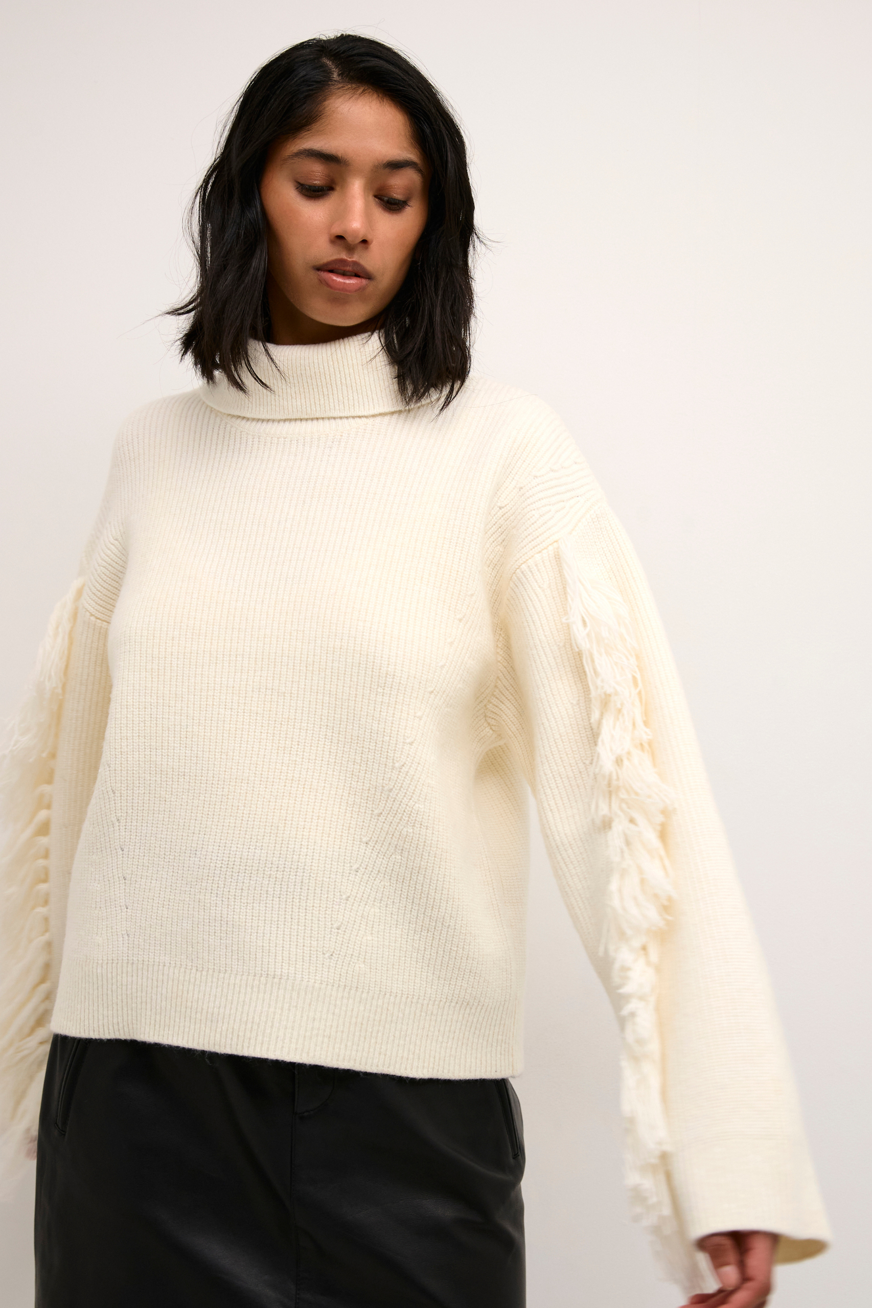 strik, knit, glatstrik, højhals, turtleneck, frynser, flyns, snore, tråde, hvid, råhvid, creme, varm, blød, uld, fin, smuk, elegant, klassisk, feminin, pæn, rå, cool, sej, unik, musthave, hverdag, fest,