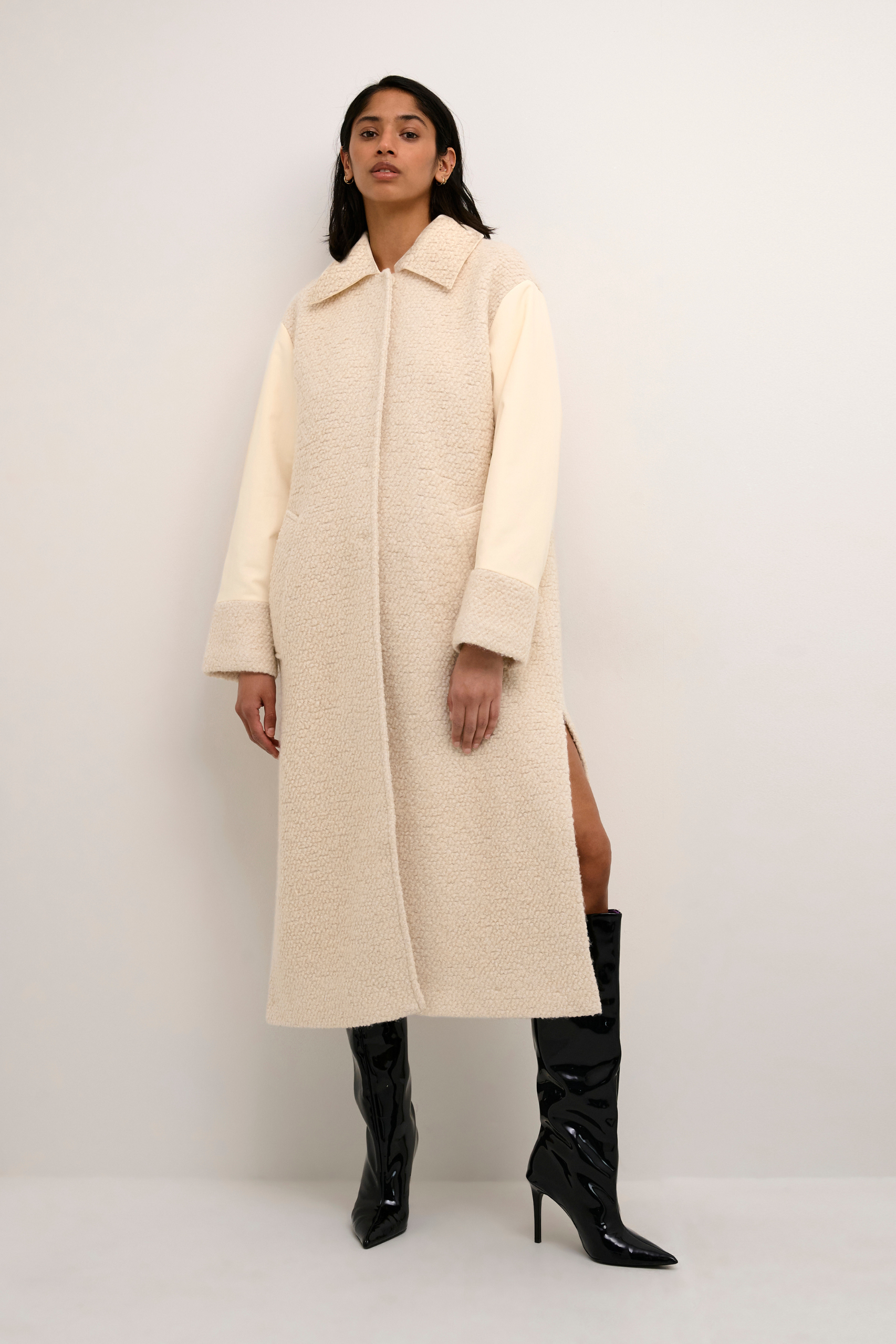 jakke, frakke, teddy, ulden, uld, creme, beige, krave, lommer, varm, forårsjakke, forår, blød, fin, smuk, elegant, klassisk, feminin, pæn, rå, cool, sej, unik, musthave, hverdag, fest, karen by simonsen