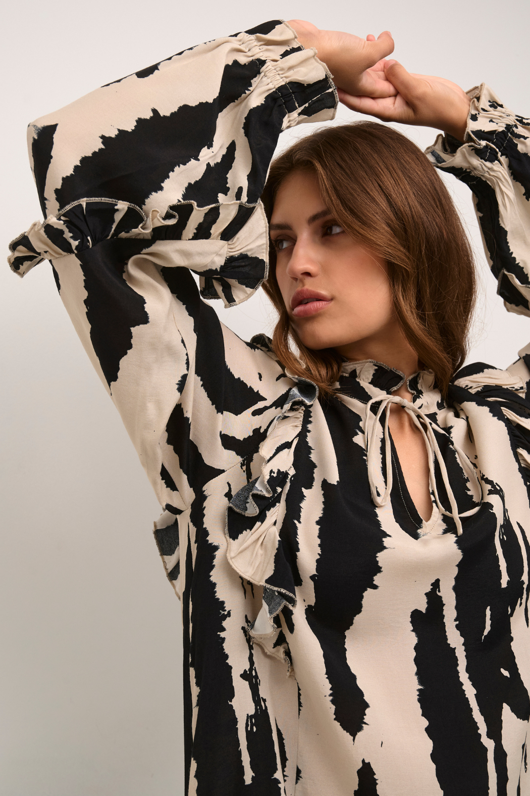 kjole, dress, tunika, overdel, viskose, print, beige, sort, black, snore, snøre, flæse, flæser, zebra, blød, let, løs, løstsiddende, fin, smuk, elegant, klassisk, feminin, pæn, rå, cool, sej, unik, musthave, hverdag, fest