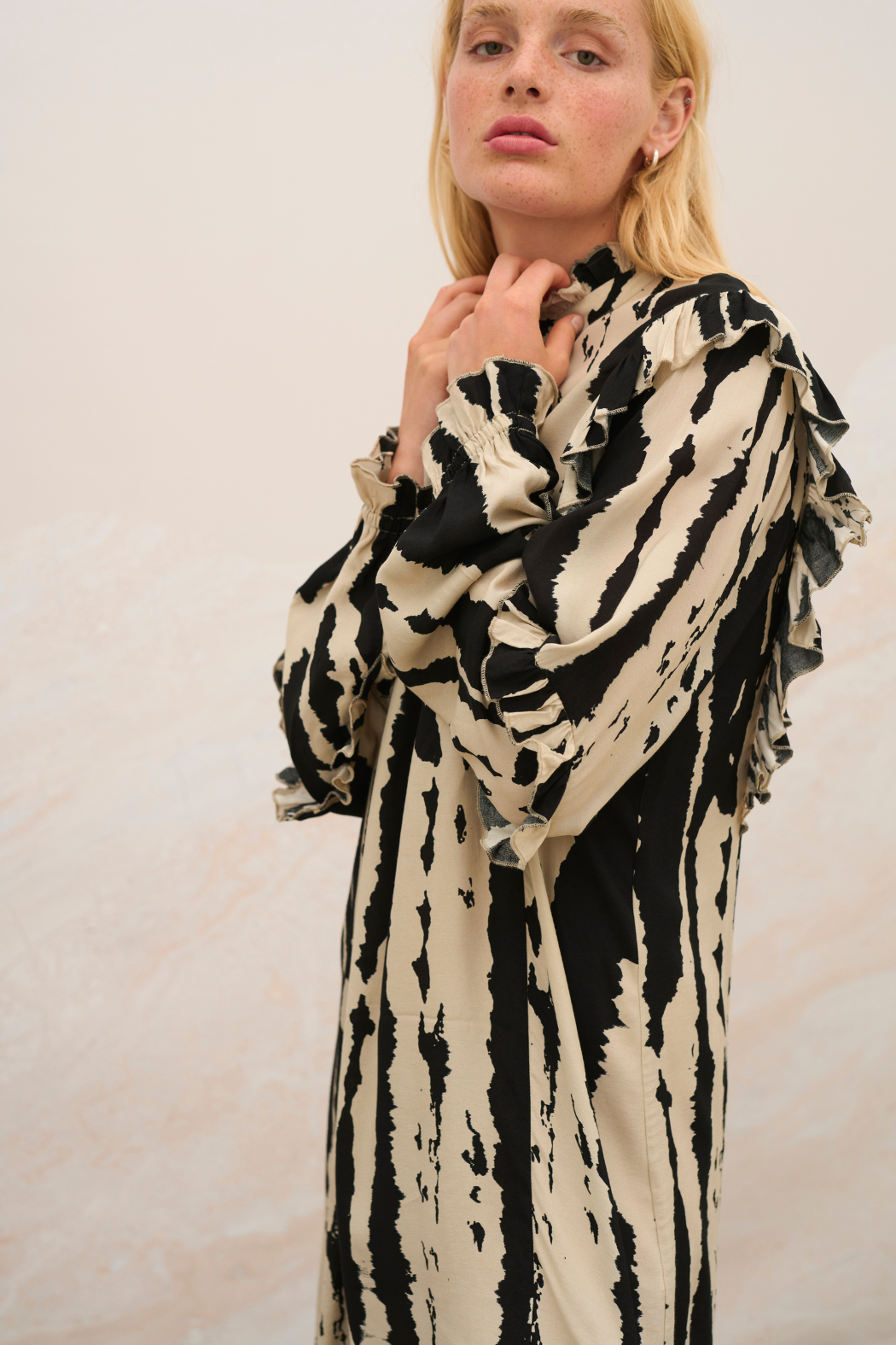 kjole, dress, tunika, overdel, viskose, print, beige, sort, black, snore, snøre, flæse, flæser, zebra, blød, let, løs, løstsiddende, fin, smuk, elegant, klassisk, feminin, pæn, rå, cool, sej, unik, musthave, hverdag, fest