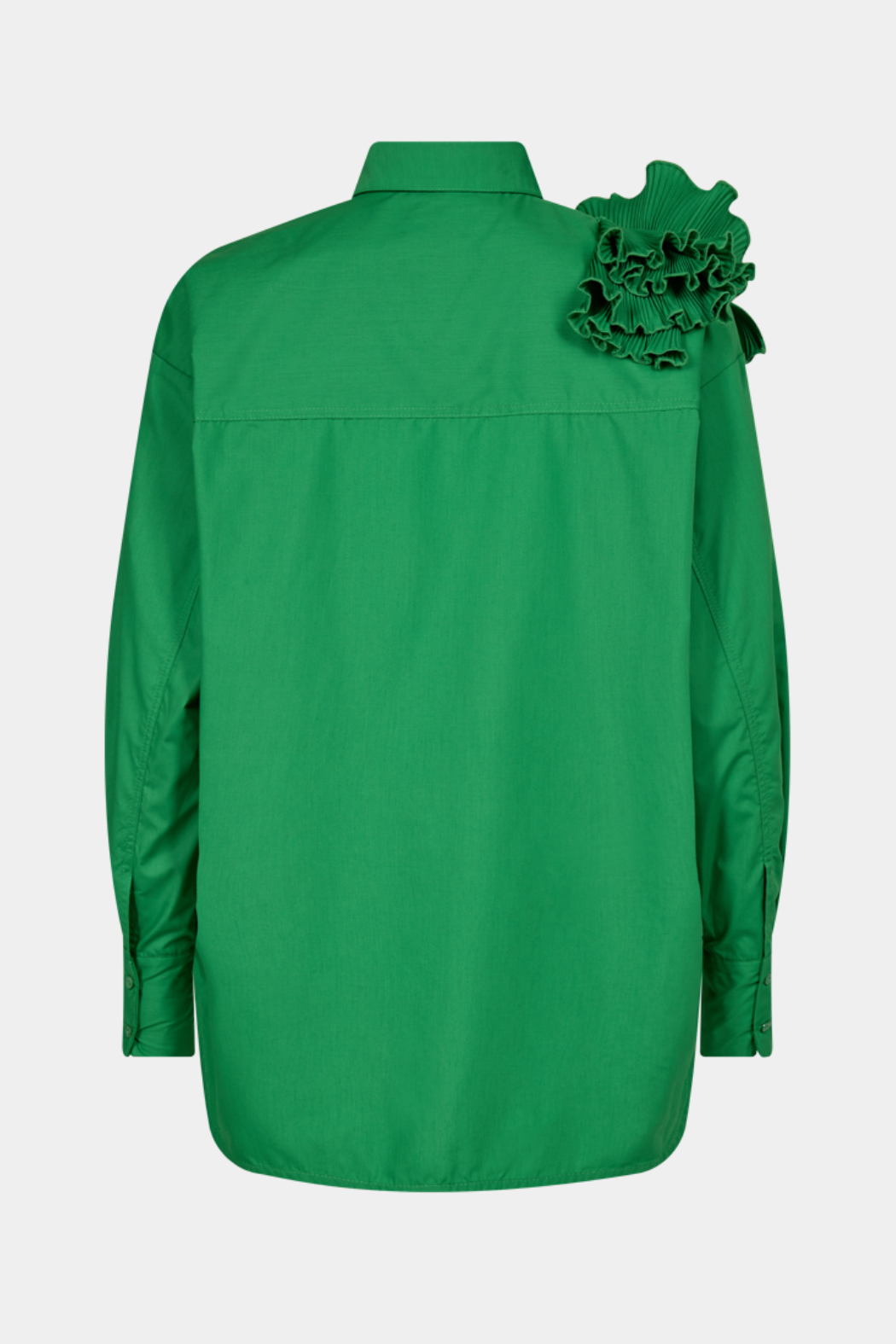skjorte, shirt, oversize, bluse, trøje, grøn, green, stærk grøn, græsgrøn, flæse, flæser, rose, blomst, crepe, plisseret, detalje, krave, stor, lang, slids, fin, smuk, elegant, klassisk, feminin, pæn, rå, cool, sej, unik, musthave, hverdag, fest, fashion, trendy