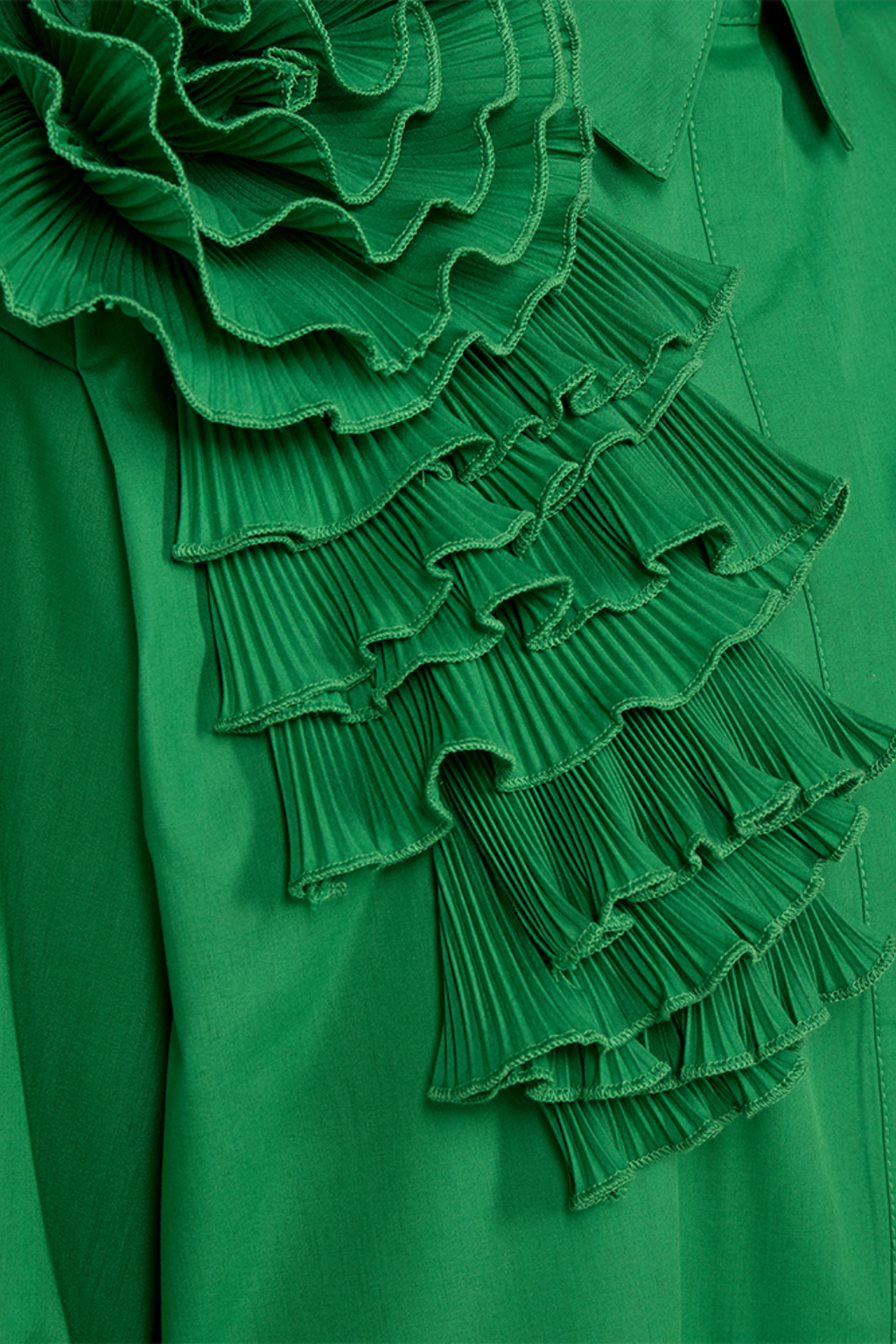 skjorte, shirt, oversize, bluse, trøje, grøn, green, stærk grøn, græsgrøn, flæse, flæser, rose, blomst, crepe, plisseret, detalje, krave, stor, lang, slids, fin, smuk, elegant, klassisk, feminin, pæn, rå, cool, sej, unik, musthave, hverdag, fest, fashion, trendy