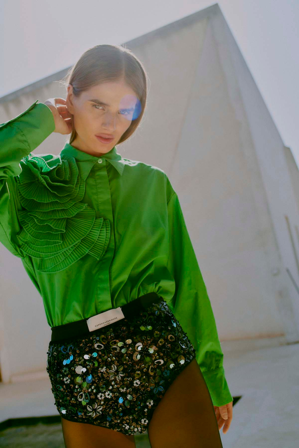 skjorte, shirt, oversize, bluse, trøje, grøn, green, stærk grøn, græsgrøn, flæse, flæser, rose, blomst, crepe, plisseret, detalje, krave, stor, lang, slids, fin, smuk, elegant, klassisk, feminin, pæn, rå, cool, sej, unik, musthave, hverdag, fest, fashion, trendy