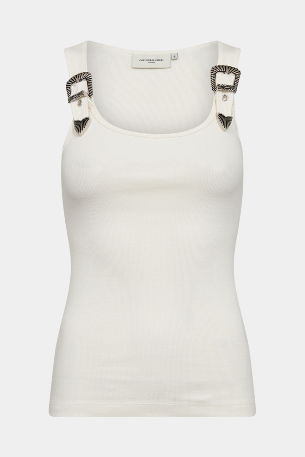top, tanktop, toppe, rib, ribbet, hvid, råhvid, spænde, spænder, sølv, fin, smuk, elegant, klassisk, feminin, pæn, rå, cool, sej, unik, musthave, hverdag, fest