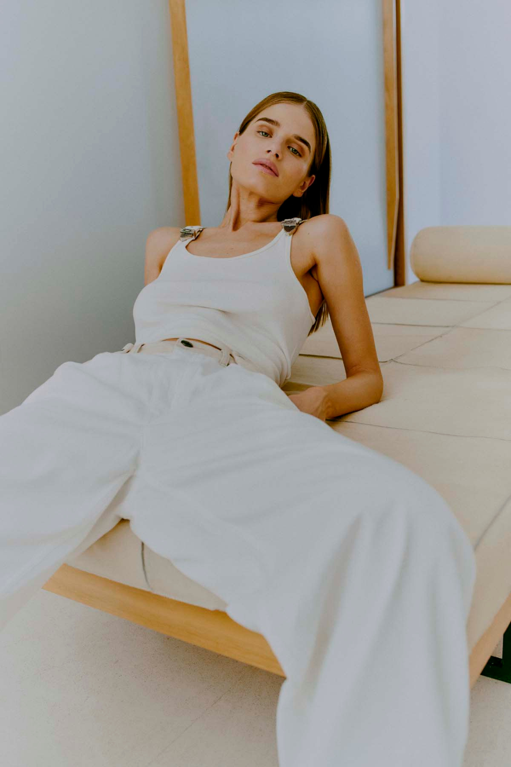 top, tanktop, toppe, rib, ribbet, hvid, råhvid, spænde, spænder, sølv, fin, smuk, elegant, klassisk, feminin, pæn, rå, cool, sej, unik, musthave, hverdag, fest