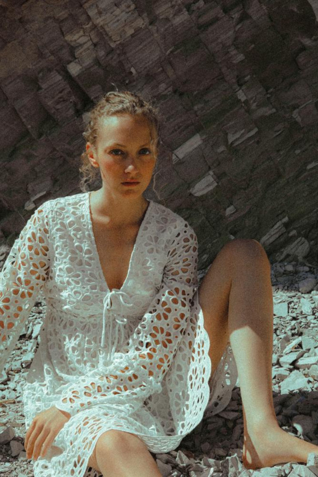 kjole, dress. midi, kort, blonde, blonder, broderi, broderianglaise, bindebånd, bånd, snører, sløjfe, sløjfer, hulmønster, huller, vudskæring, fin, smuk, elegant, klassisk, feminin, pæn, rå, cool, sej, unik, musthave, hverdag, fest