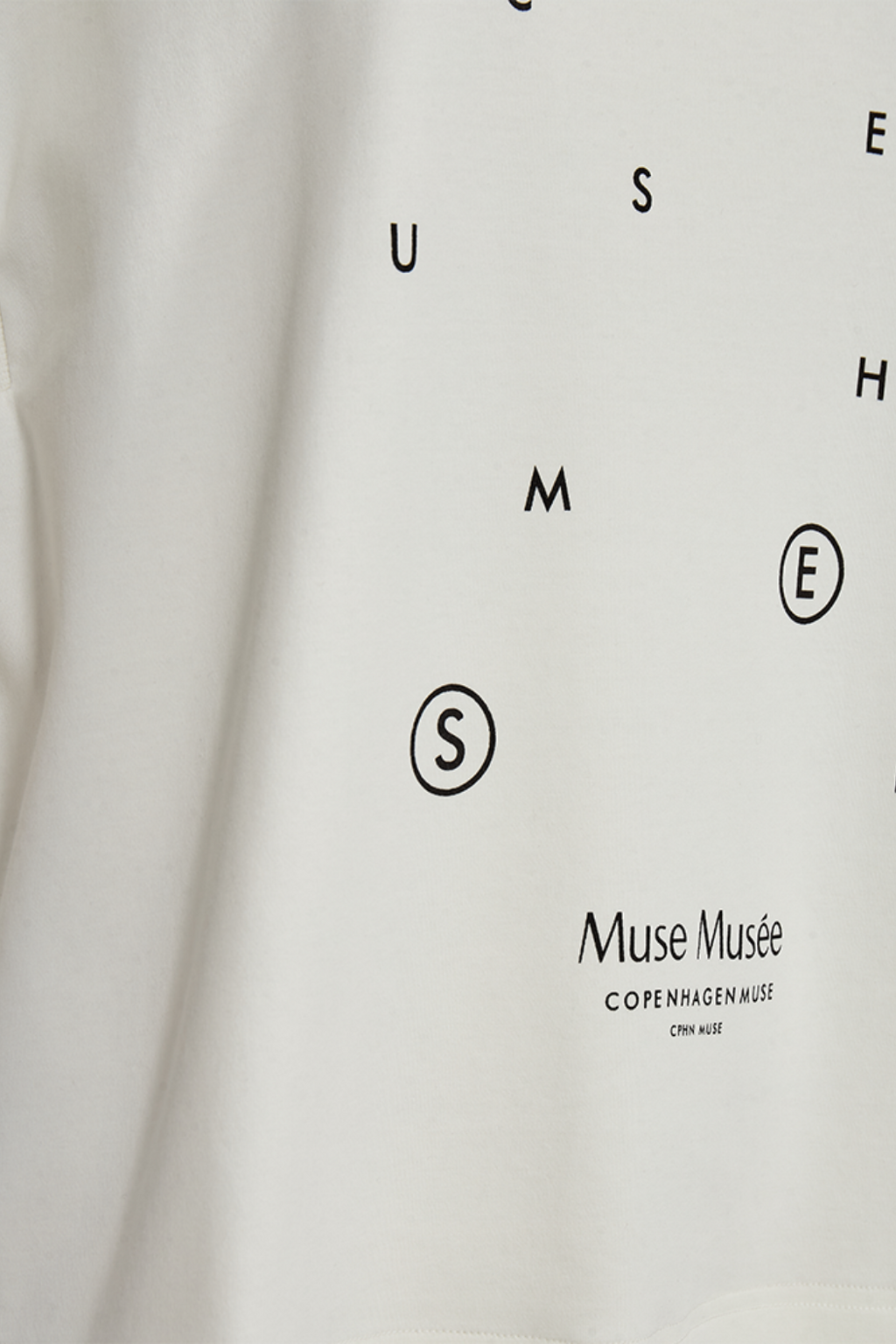 tee, t-shirt, bluse, overdel, print, bogstaver, letters, logo, hvid, oversize, fin, smuk, elegant, klassisk, feminin, pæn, rå, cool, sej, unik, musthave, hverdag, fest