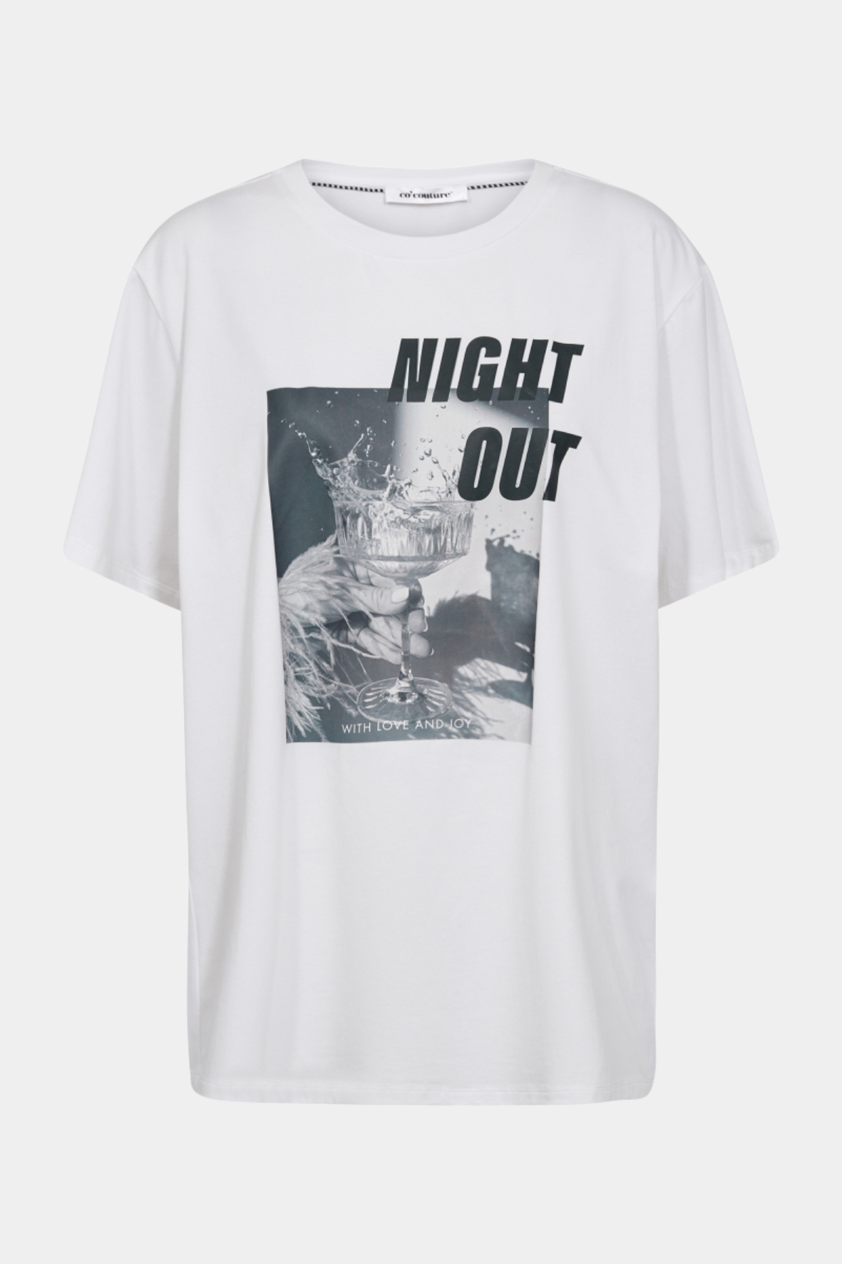 tee, t-shirt, tshirt, bluse, overdel, tryk, print, nightout, drink, hvid, white, stor, loosefit, fin, smuk, elegant, klassisk, feminin, pæn, rå, cool, sej, unik, musthave, hverdag, fest