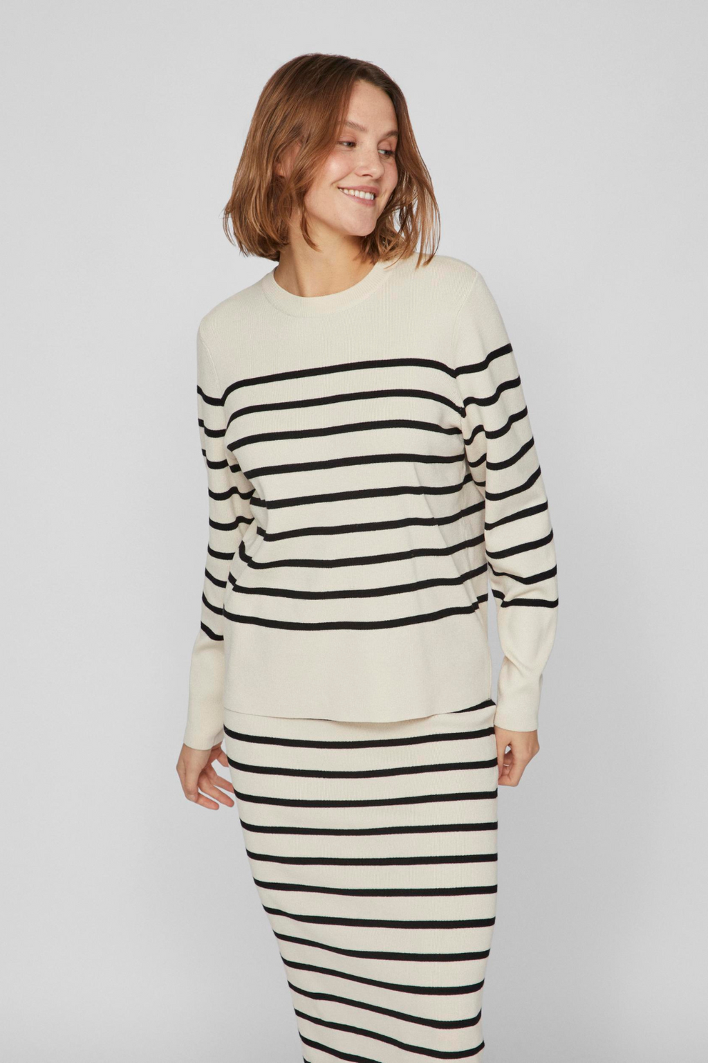 strik, knit, bluse, pullover, striber, stribet, råhvid, hvid, creme, sort, rundhals, slids, slidser, blød, varm, viskose, løs, løstsiddende, comfy, behagelig, fin, smuk, elegant, klassisk, feminin, pæn, rå, cool, sej, unik, musthave, hverdag, fest