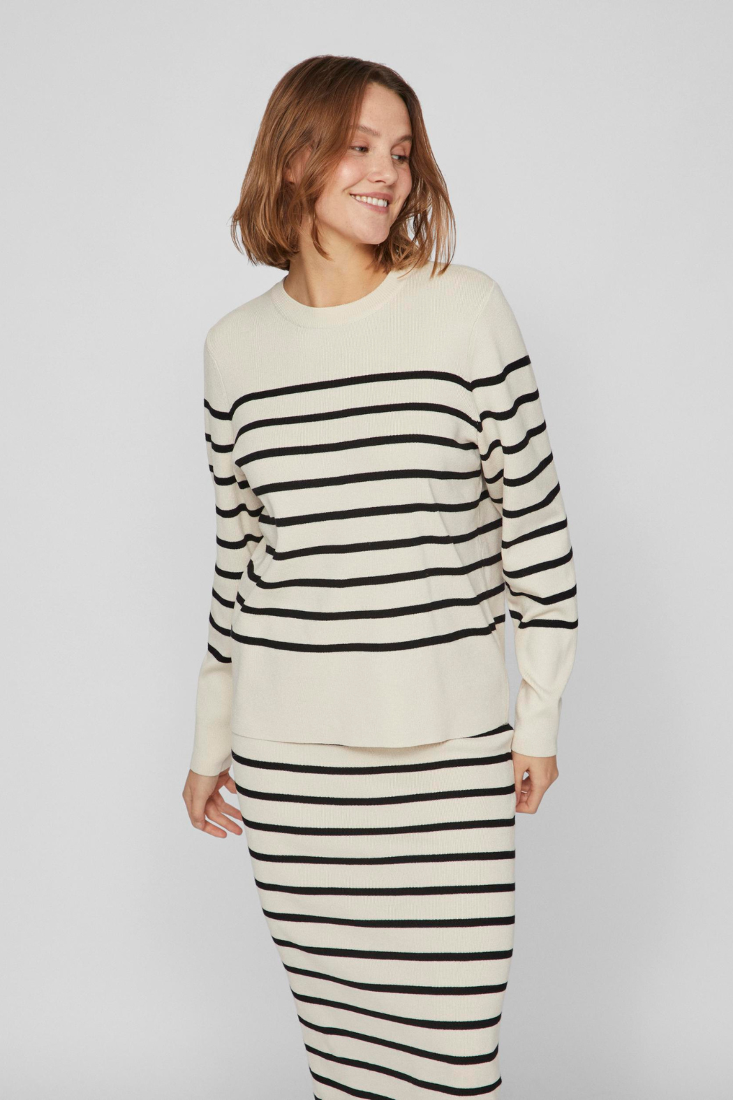strik, knit, bluse, pullover, striber, stribet, råhvid, hvid, creme, sort, rundhals, slids, slidser, blød, varm, viskose, løs, løstsiddende, comfy, behagelig, fin, smuk, elegant, klassisk, feminin, pæn, rå, cool, sej, unik, musthave, hverdag, fest