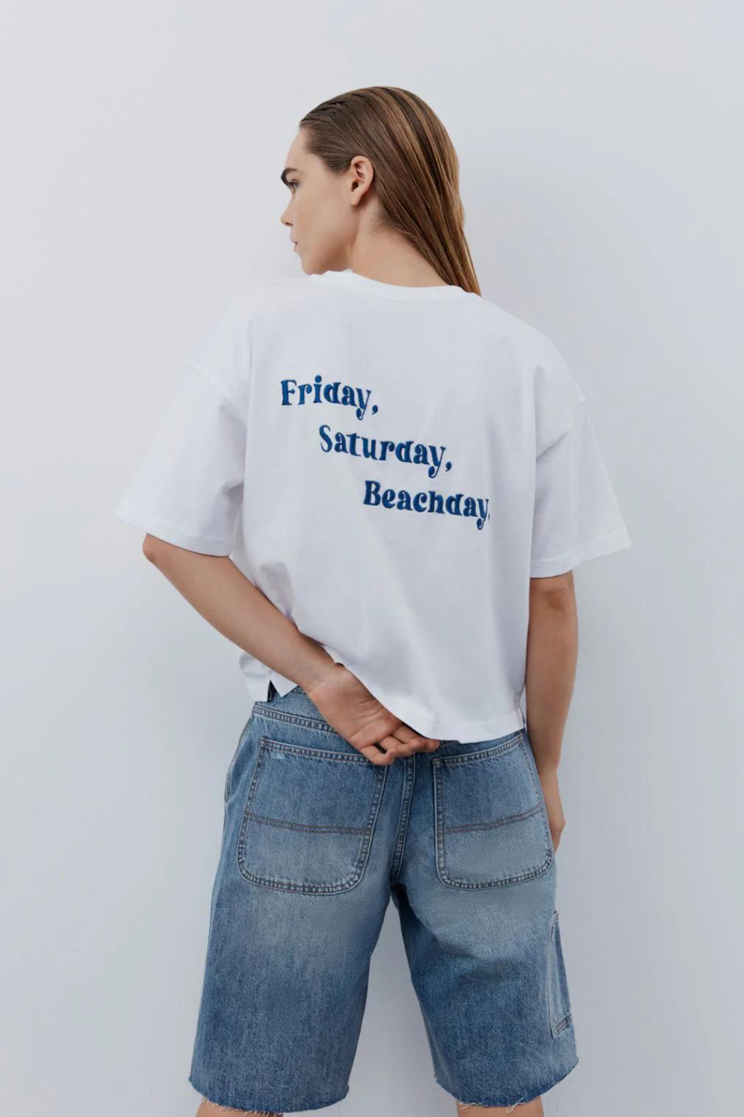 tee, tshirt, bluse, overdel, oversize, løs, cropped, kort, hvid, print, tryk, brodering, rygmærke, fin, smuk, elegant, klassisk, feminin, pæn, rå, cool, sej, unik, musthave, hverdag, fest