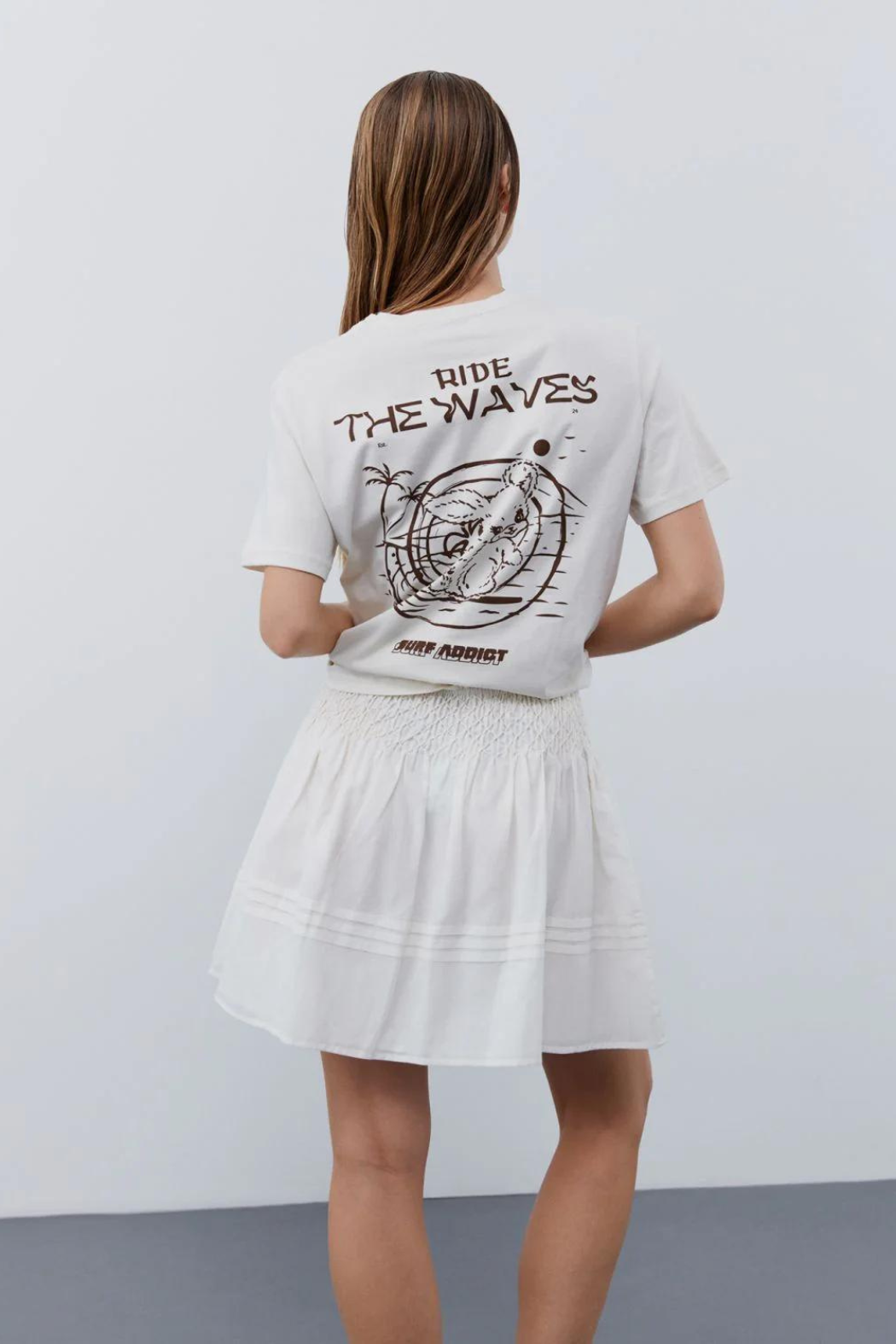 tee, tshirt, overdel, bluse, hvid, råhvid, creme, tryk, print, brun, fin, smuk, elegant, klassisk, feminin, pæn, rå,cool, sej, unik, musthave, hverdag, fest,