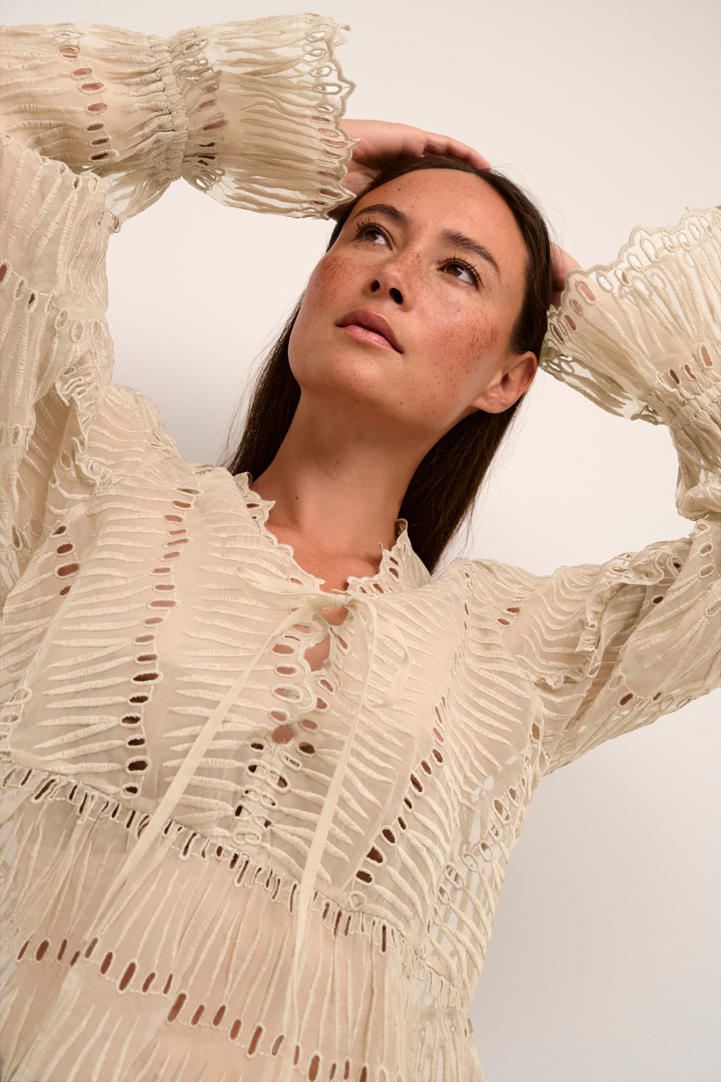 bluse, skjorte, shirt, blonde, blonder, lace, beige, creme, råhvid, bindebånd, bånd, flæser, hulmønster, huller, hul, fin, smuk, elegant, klassisk, feminin, pæn, rå, cool, sej, unik, musthave, hverdag, fest