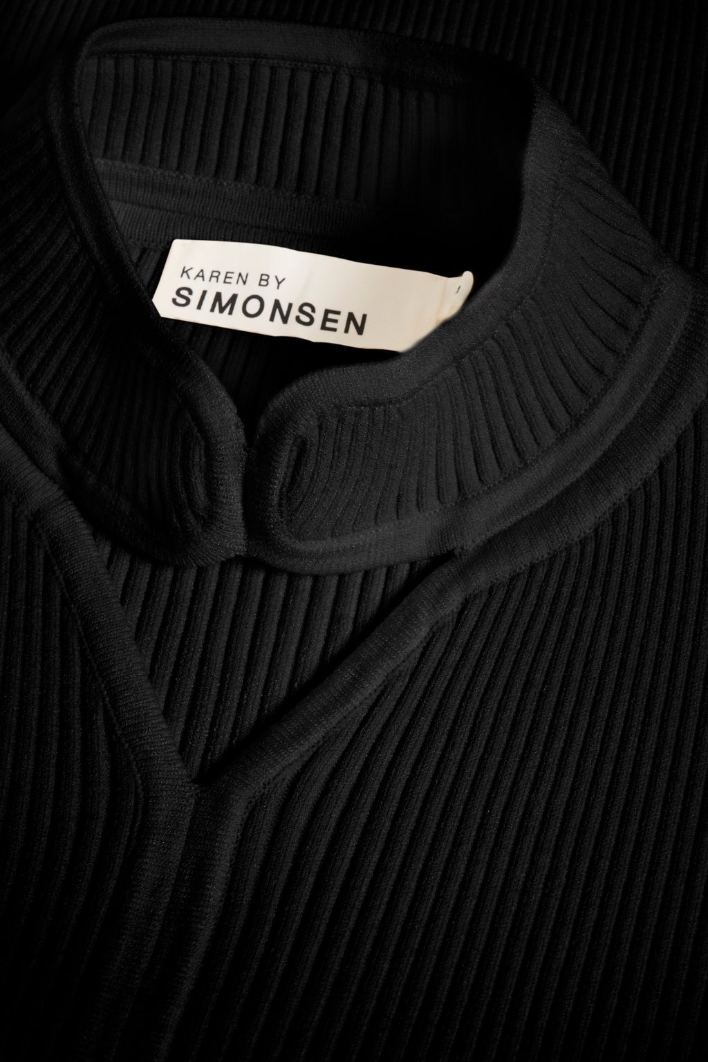 bluse, overdel, rib, ribbet, strik, strikket, plisseret, plissering, højhals, hul, riller, rillet, sort, mørk, flæse, flæser, fin, smuk, elegant, klassisk, feminin, pæn, rå, cool, sej, unik, musthave, hverdag, fest