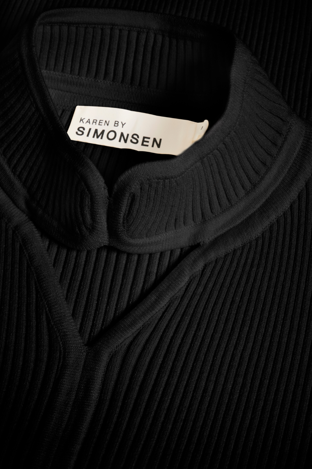 bluse, overdel, rib, ribbet, strik, strikket, plisseret, plissering, højhals, hul, riller, rillet, sort, mørk, flæse, flæser, fin, smuk, elegant, klassisk, feminin, pæn, rå, cool, sej, unik, musthave, hverdag, fest