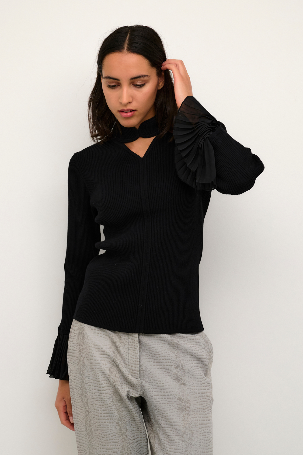 bluse, overdel, rib, ribbet, strik, strikket, plisseret, plissering, højhals, hul, riller, rillet, sort, mørk, flæse, flæser, fin, smuk, elegant, klassisk, feminin, pæn, rå, cool, sej, unik, musthave, hverdag, fest