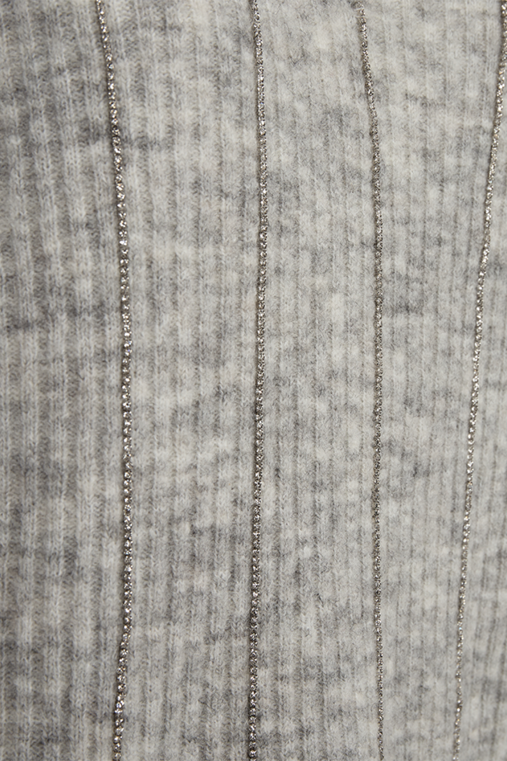 strik, knit, bluse, trøje, pullover, alpaca, uld, sten, similisten, glimmer, glitter, striber, vudskæring, vhals, grå, lysegrå, gråmelange, melange, varm, blød, hyggelig, fin, smuk, elegant, klassisk, feminin, pæn, rå, cool, sej, unik, musthave, hverdag, fest