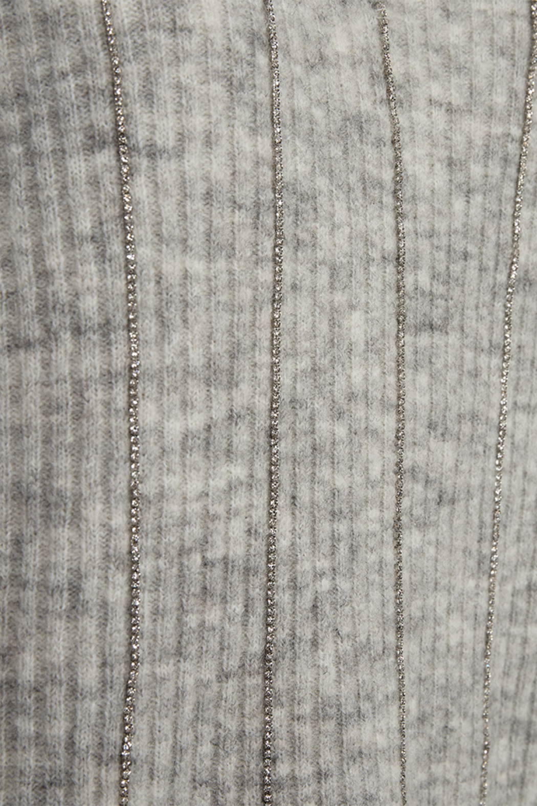strik, knit, bluse, trøje, pullover, alpaca, uld, sten, similisten, glimmer, glitter, striber, vudskæring, vhals, grå, lysegrå, gråmelange, melange, varm, blød, hyggelig, fin, smuk, elegant, klassisk, feminin, pæn, rå, cool, sej, unik, musthave, hverdag, fest