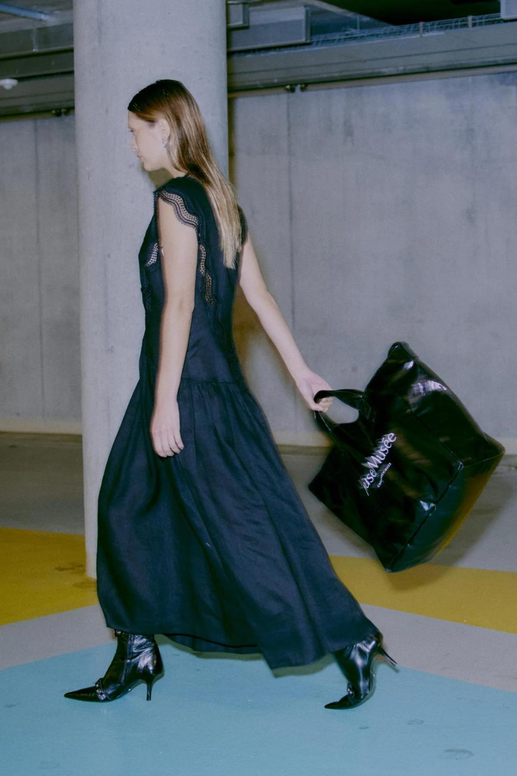 hør, linen, blonde, blonder, lace, vudskæring, let, transparent, detaljer, muse, copenhagenmuse, sort, black, fin, smuk, elegant, klassisk, feminin, pæn, rå, cool, sej, unik, musthave, hverdag, fest