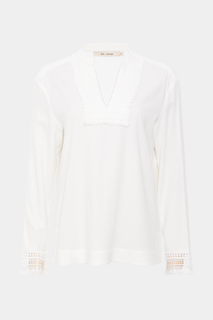 bluse, blouse, overdel, skjorte, shirt, hvid, råhvid, offwhite, white, vudskæring, vhals, blonder, hulmønster, lace, fin, smuk, elegant, klassisk, feminin, pæn, rå, cool, sej, unik, musthave, hverdag, fest