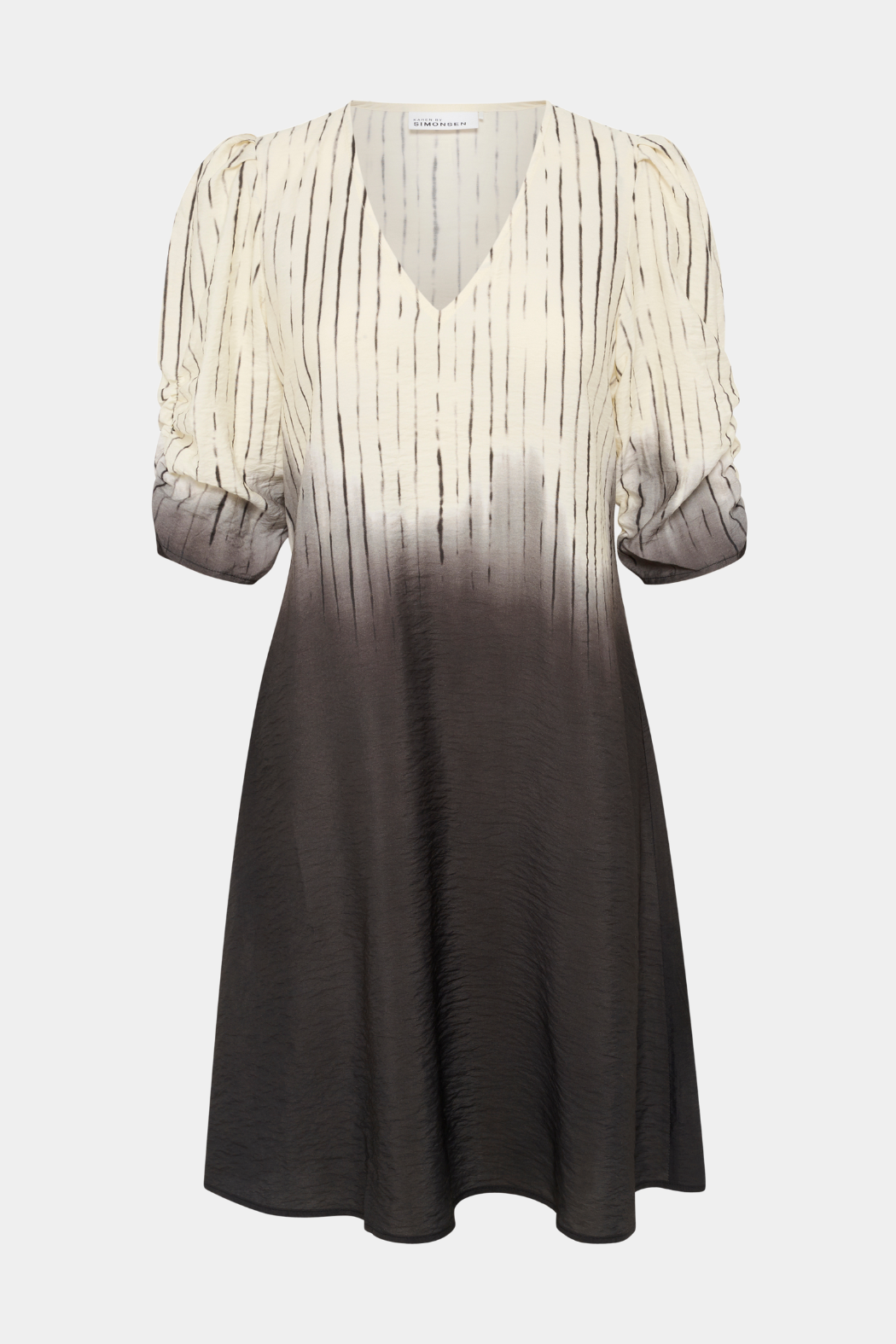 kjole, dress, midi, mellemlang, vudskæring, striber, stribet, hvid, sort, råhvid, offwhite, viskose, let, luftig, elastik, smok, rynker, rynkedetaljer, puf, pufærmer, fin, smuk, elegant, klassisk ,feminin, pæn, rå, cool, sej, unik, musthave, hverdag, fest