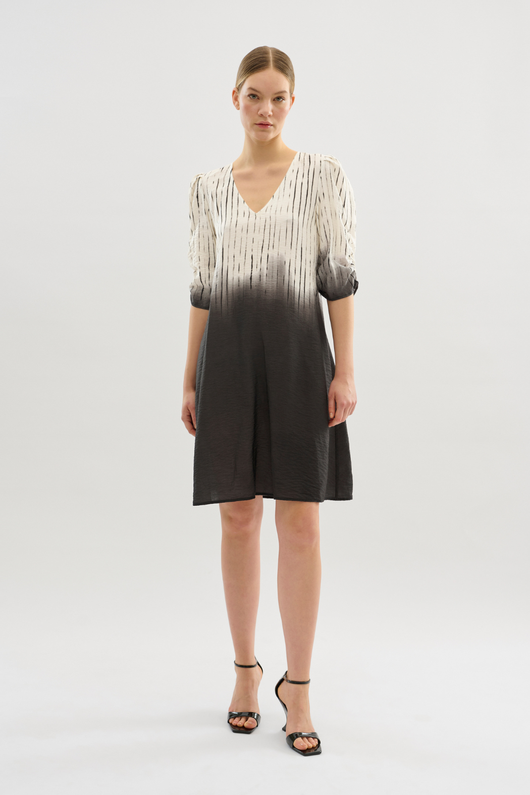 kjole, dress, midi, mellemlang, vudskæring, striber, stribet, hvid, sort, råhvid, offwhite, viskose, let, luftig, elastik, smok, rynker, rynkedetaljer, puf, pufærmer, fin, smuk, elegant, klassisk ,feminin, pæn, rå, cool, sej, unik, musthave, hverdag, fest