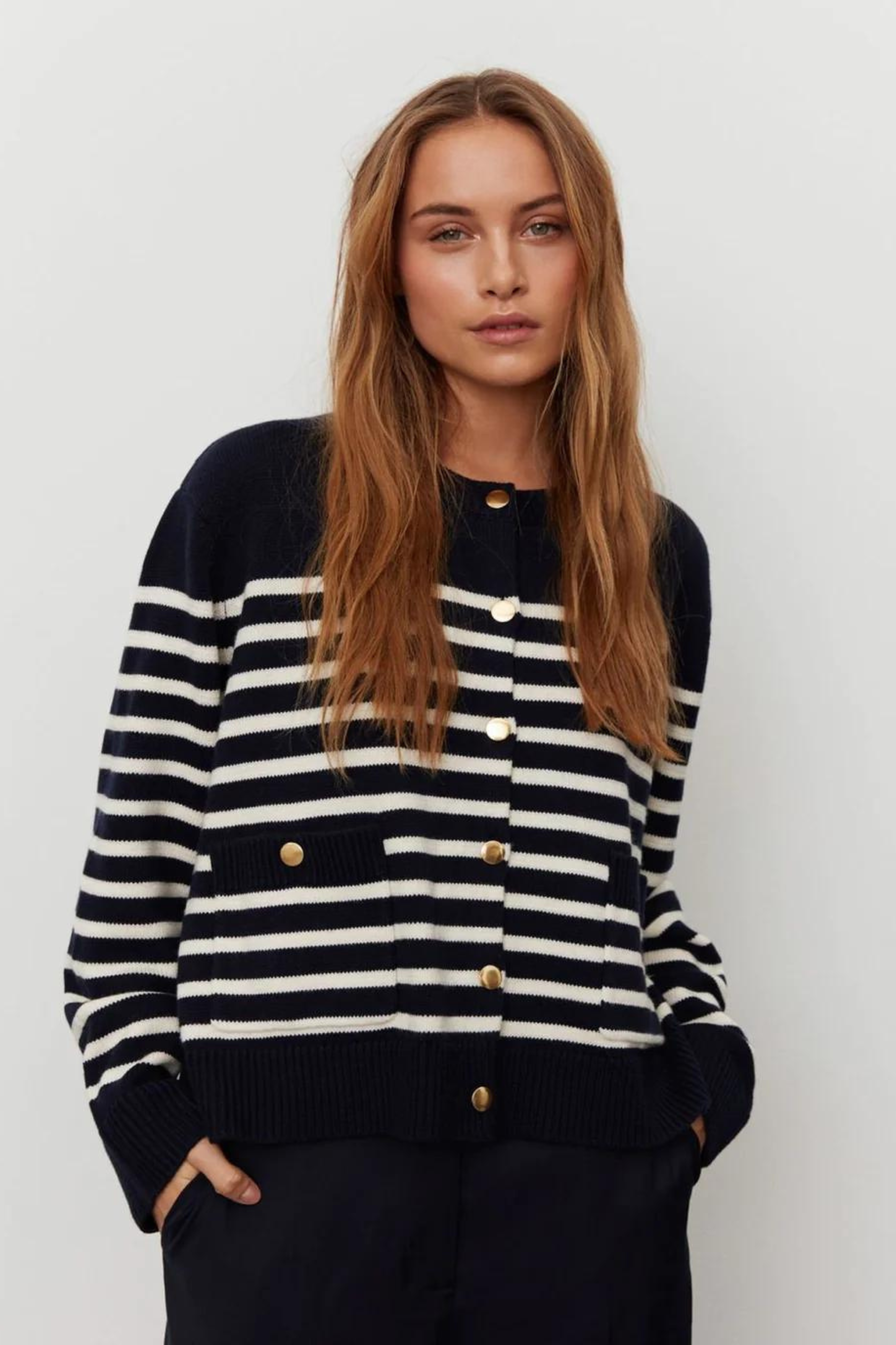 cardigan, trøje, strik, knit, striber, strib, råhvid, creme, beige, navy, mørkeblå, knapper, guldknapper, rib, blød, fin, smuk, elegant, klassisk, feminin, pæn, rå, cool, sej, unik, musthave, hverdag, fest