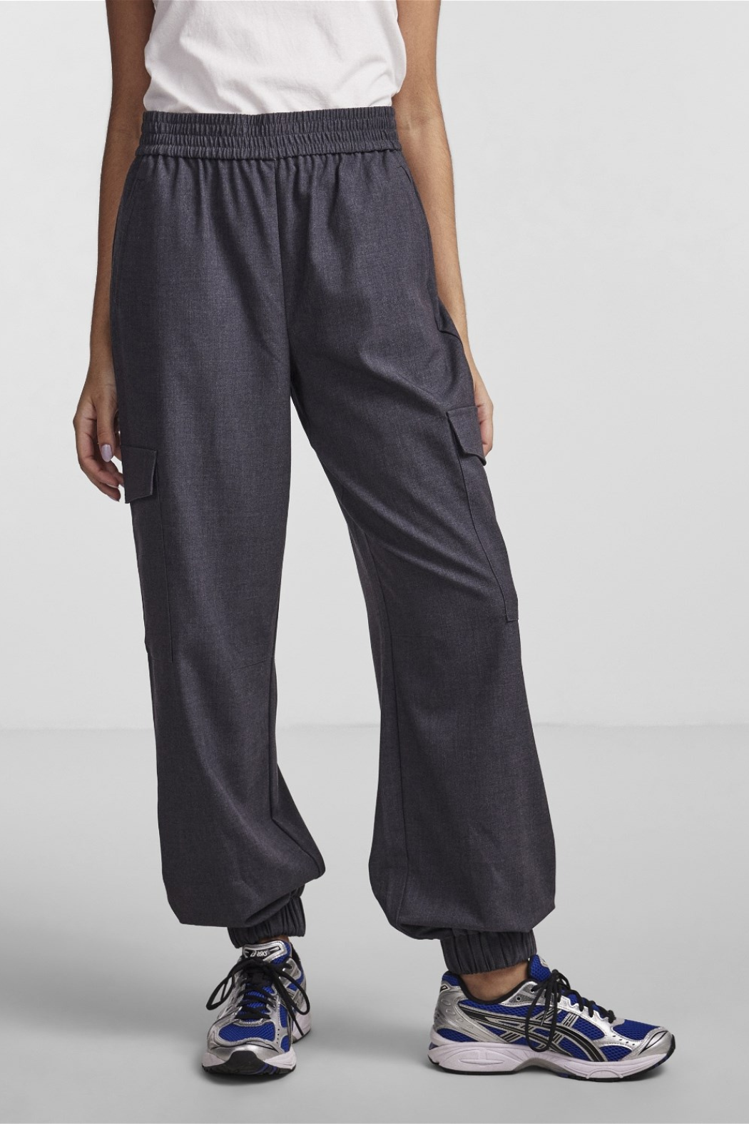 buks, bukser, pants, cargo, cargopants, cargobukser, trackpants, lommer, elastik, grå, mørkegrå, let, fin, smuk, elegant, klassisk, feminin, pæn, rå, cool, sej, unik, musthave, hverdag, fest
