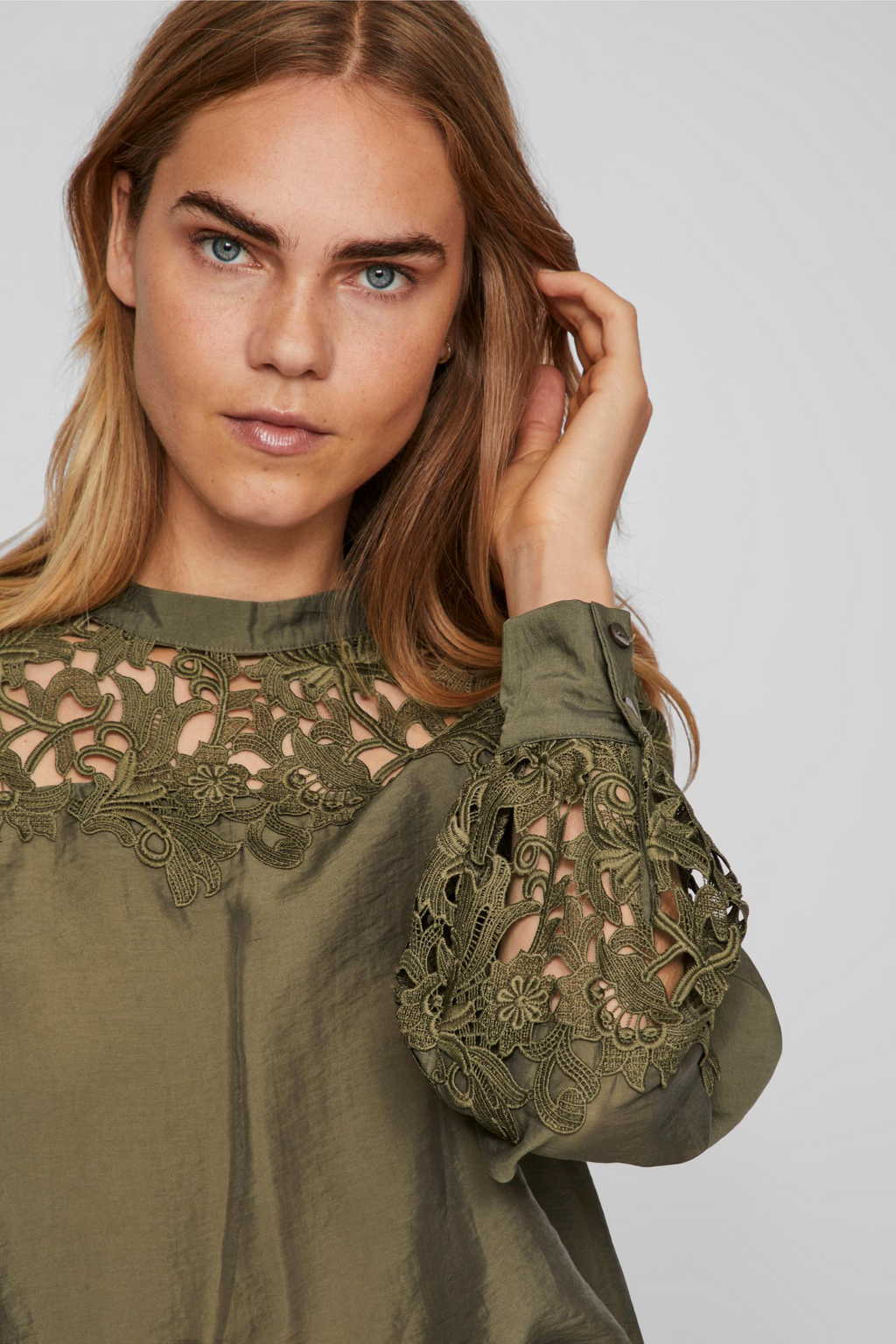 bluse, skjorte, overdel, blonde, blonder, grøn, army, shiny, skinnende, fin, smuk, elegant, klasisk, feminin, pæn, rå, cool, sej, unik, hverdag, fest