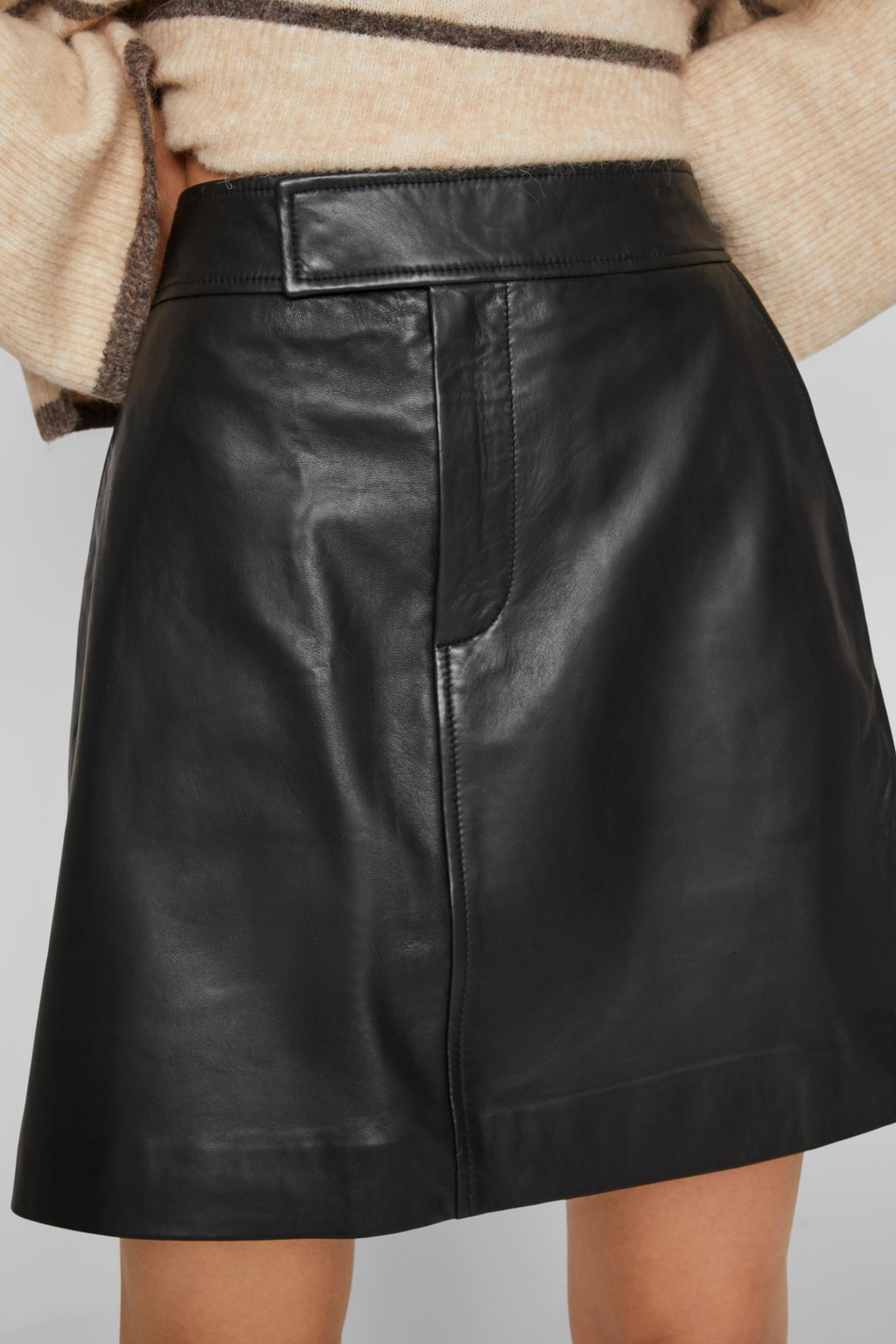 nederdel, skirt, kort, læder, skind, leather, ashape, blød, sort, fin, smuk, elegant, klassisk, feminin, pæn, rå, cool, sej, unik, musthave, hverdag, fest