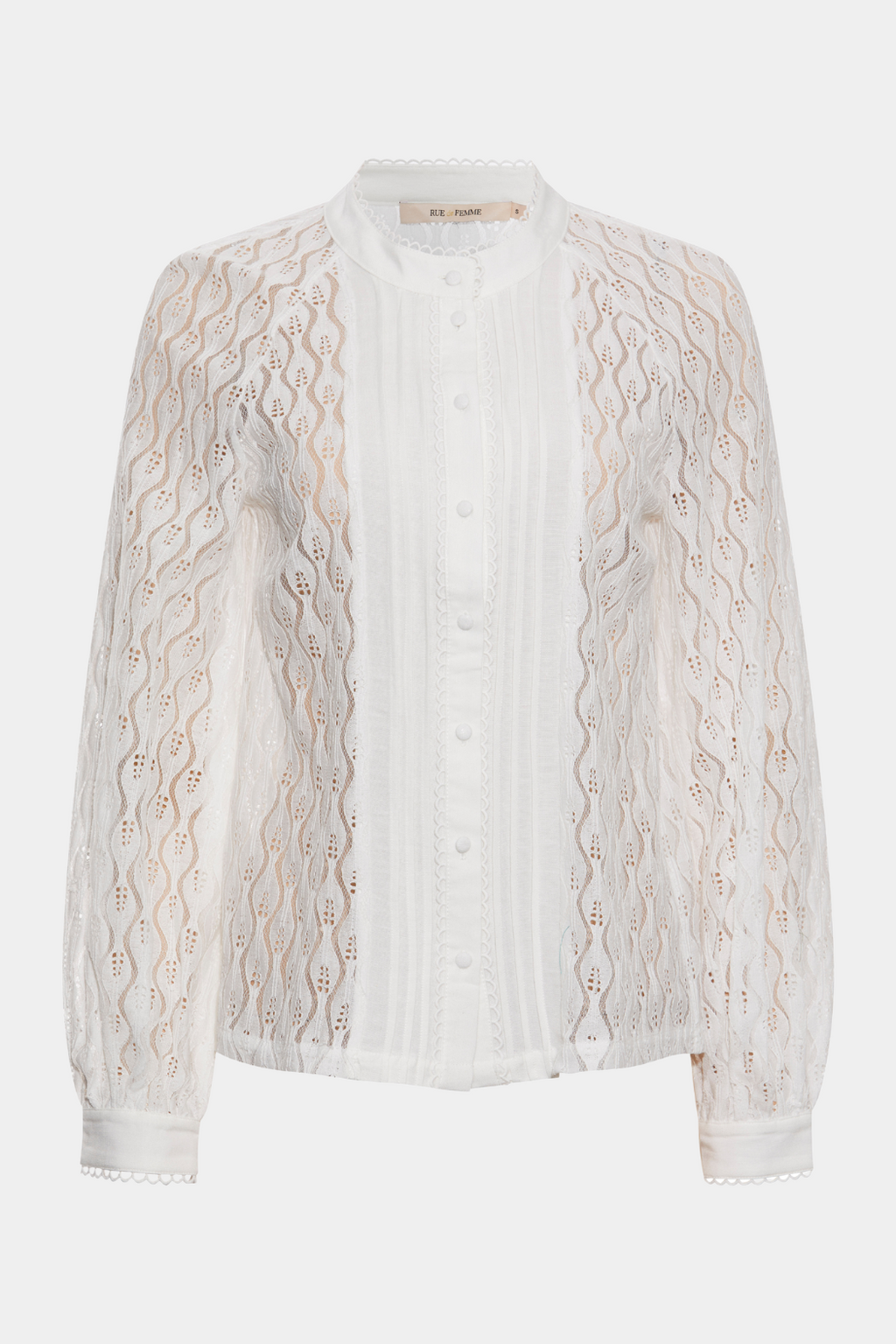 shirt, blouse, bluse, langærmet, skjorte, skjrortebluse, brodeir, anglaise, hulmønster, flæse, flæser, tungekant, detaljer, transparent, gennemsigtig, see through, elegant, fin, feminin, hverdag, fest, kvinde, dame, woman, work, arbejde, business