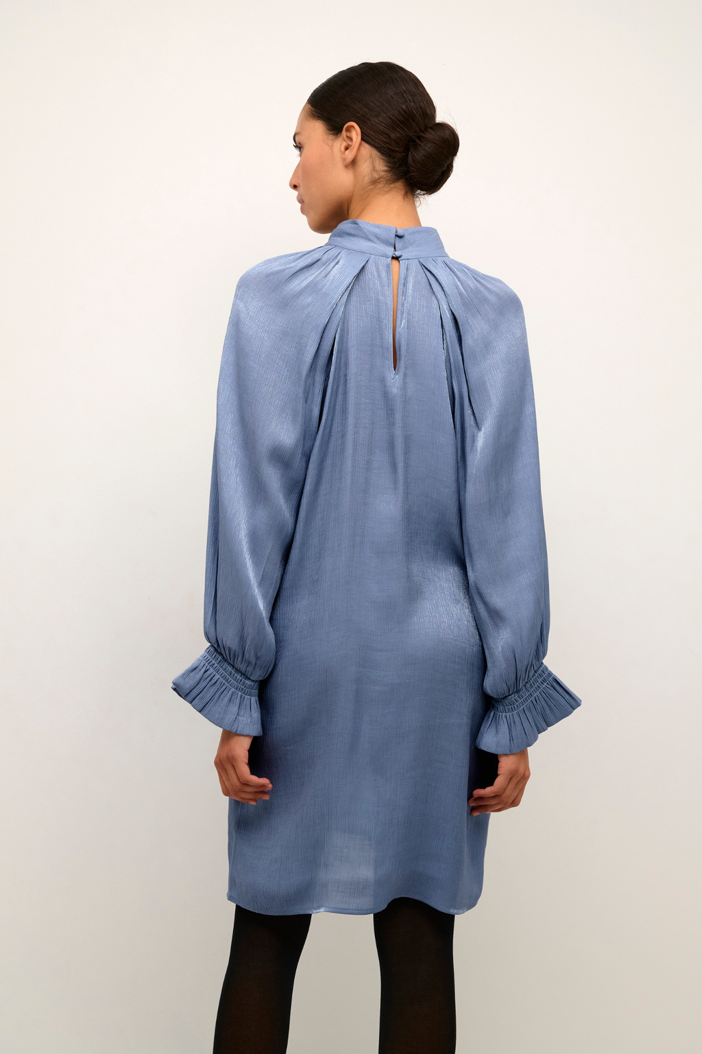 kjole, dress, blank, shiny, glimmer, glitter, festlig, højhals, fin, smuk, elegant, klassisk, feminin, pæn, rå, cool, sej, unik, musthave, hverdag, fest