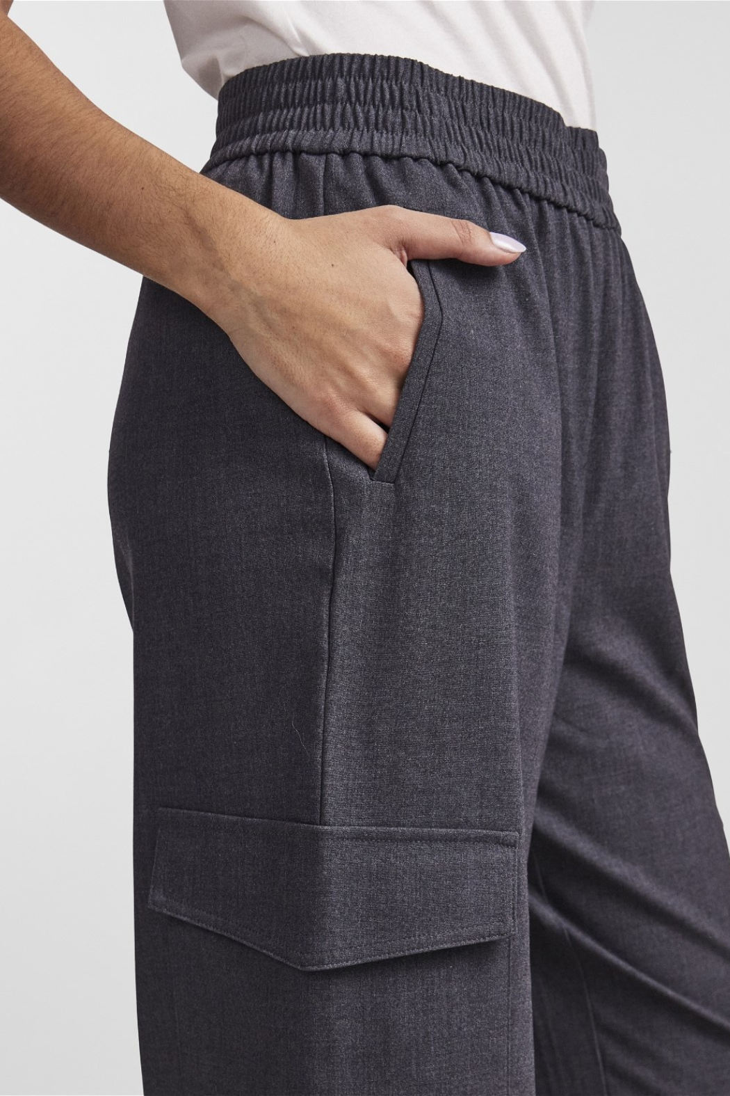buks, bukser, pants, cargo, cargopants, cargobukser, trackpants, lommer, elastik, grå, mørkegrå, let, fin, smuk, elegant, klassisk, feminin, pæn, rå, cool, sej, unik, musthave, hverdag, fest