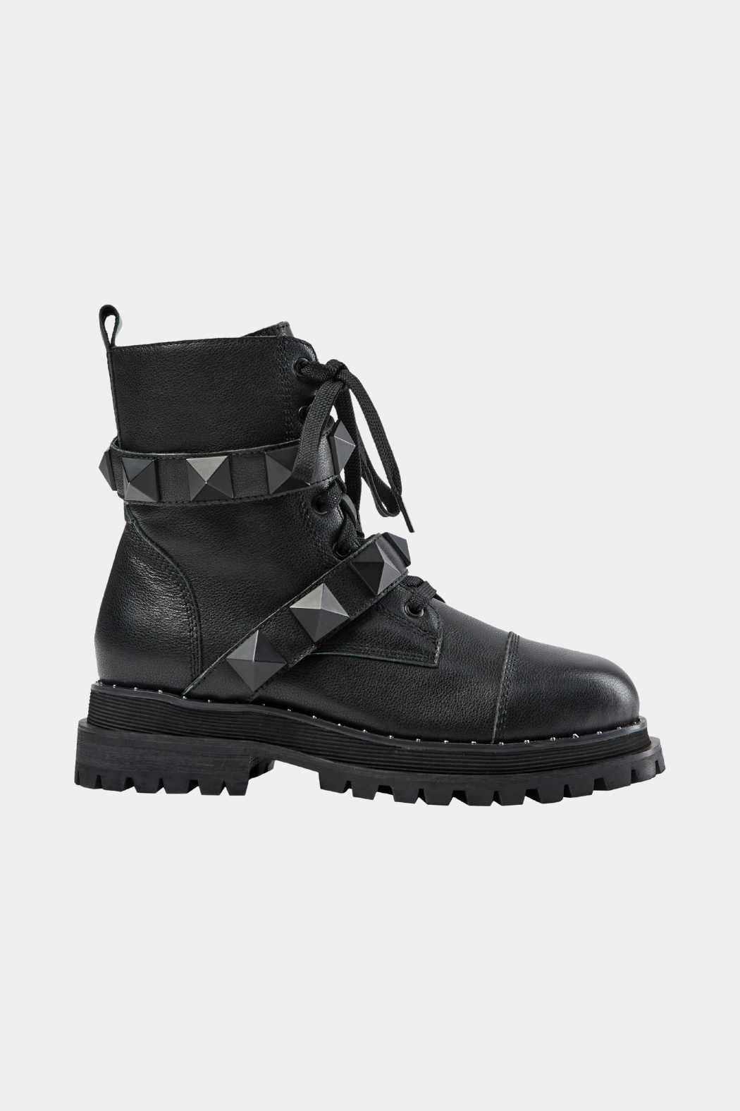 støvle, boot, støvler, boots, sort, black, læder, leather, skind, nitter, studs, rå, cool, snører, chunky, grov, cool, rå, vinter, efterår, forår, kvinde, dame, woman